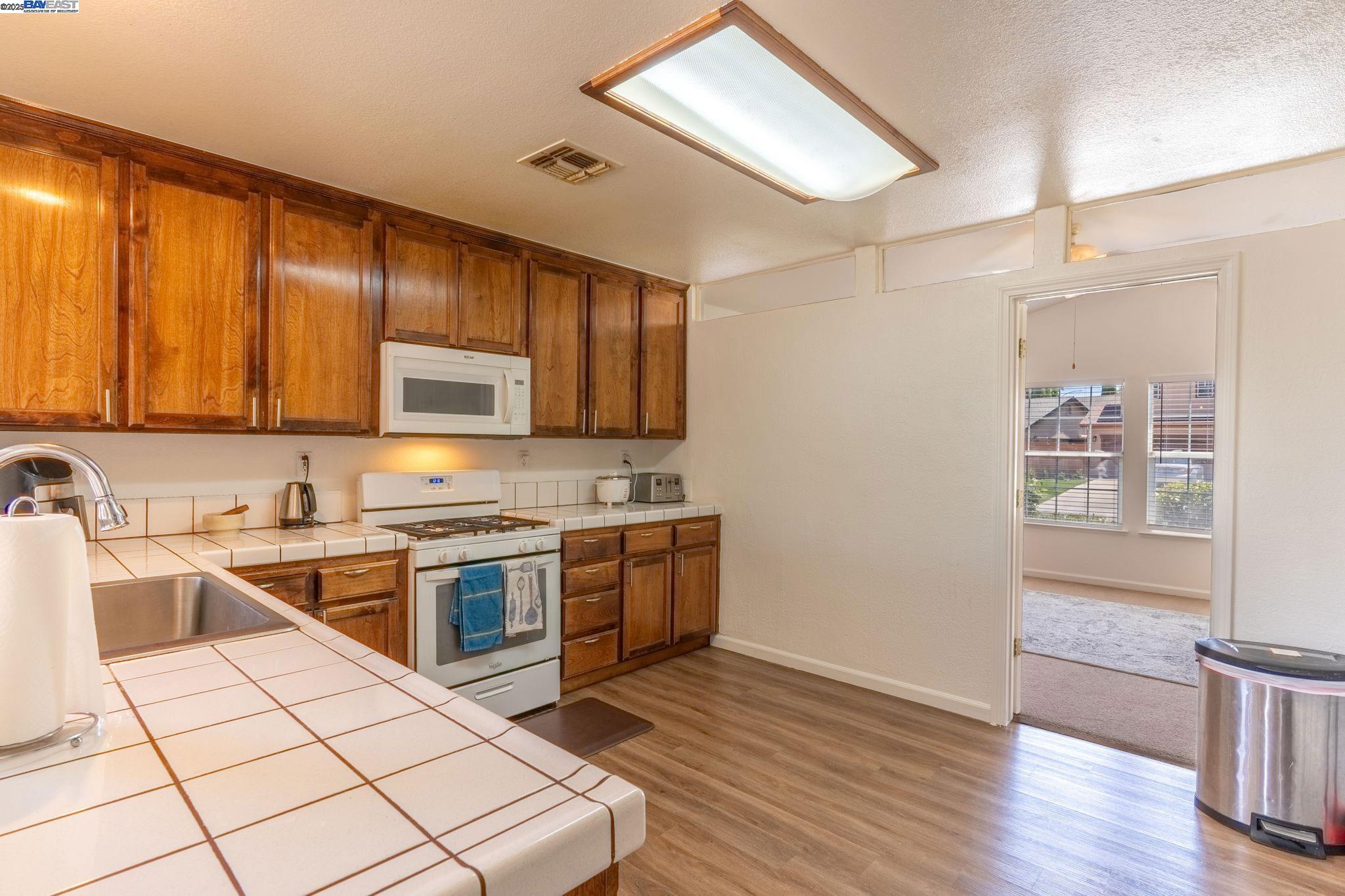 Detail Gallery Image 16 of 39 For 1721 Southbrook St, Tracy,  CA 95377 - 4 Beds | 2 Baths