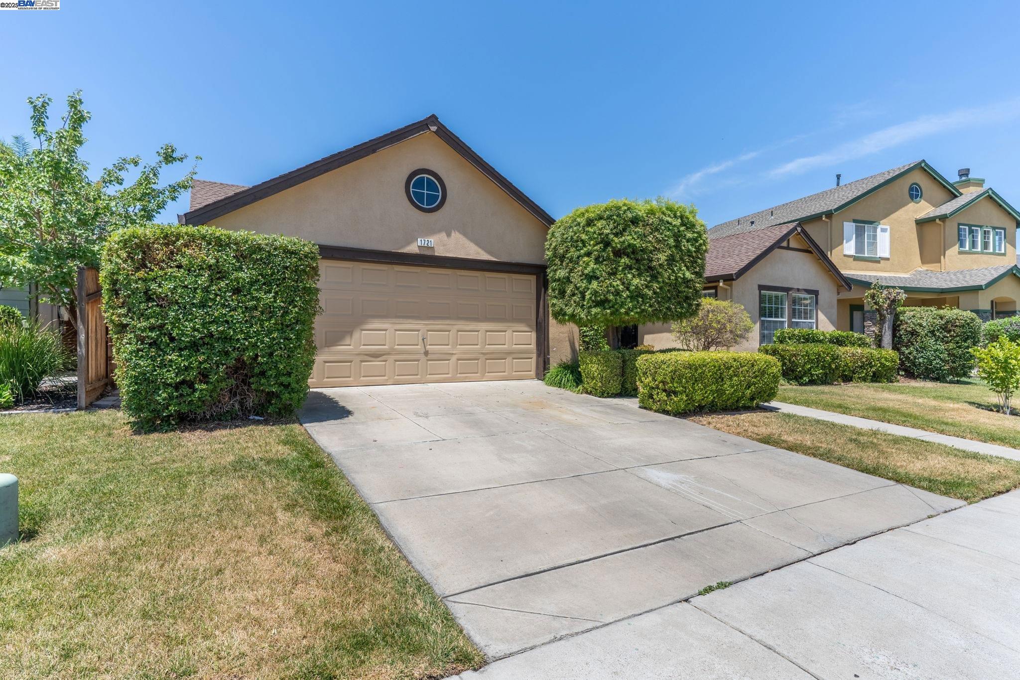 Detail Gallery Image 4 of 39 For 1721 Southbrook St, Tracy,  CA 95377 - 4 Beds | 2 Baths