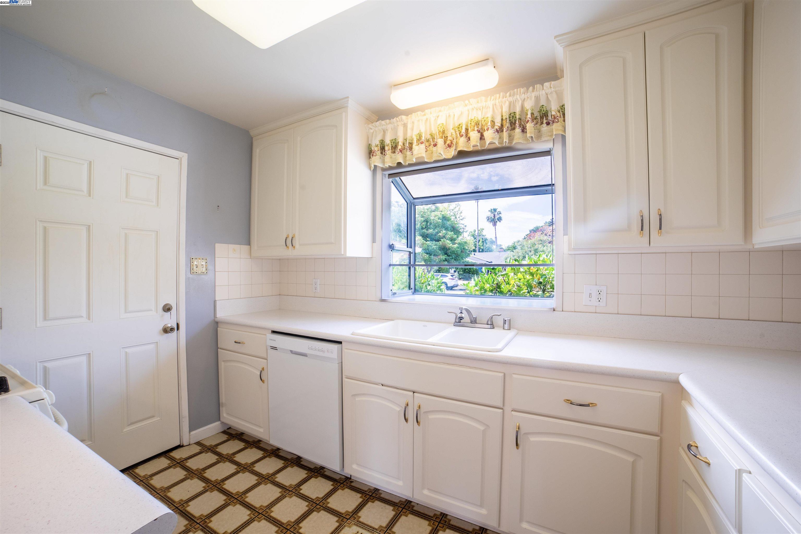 Detail Gallery Image 7 of 26 For 5083 Miramar, San Jose,  CA 95129 - 3 Beds | 2 Baths