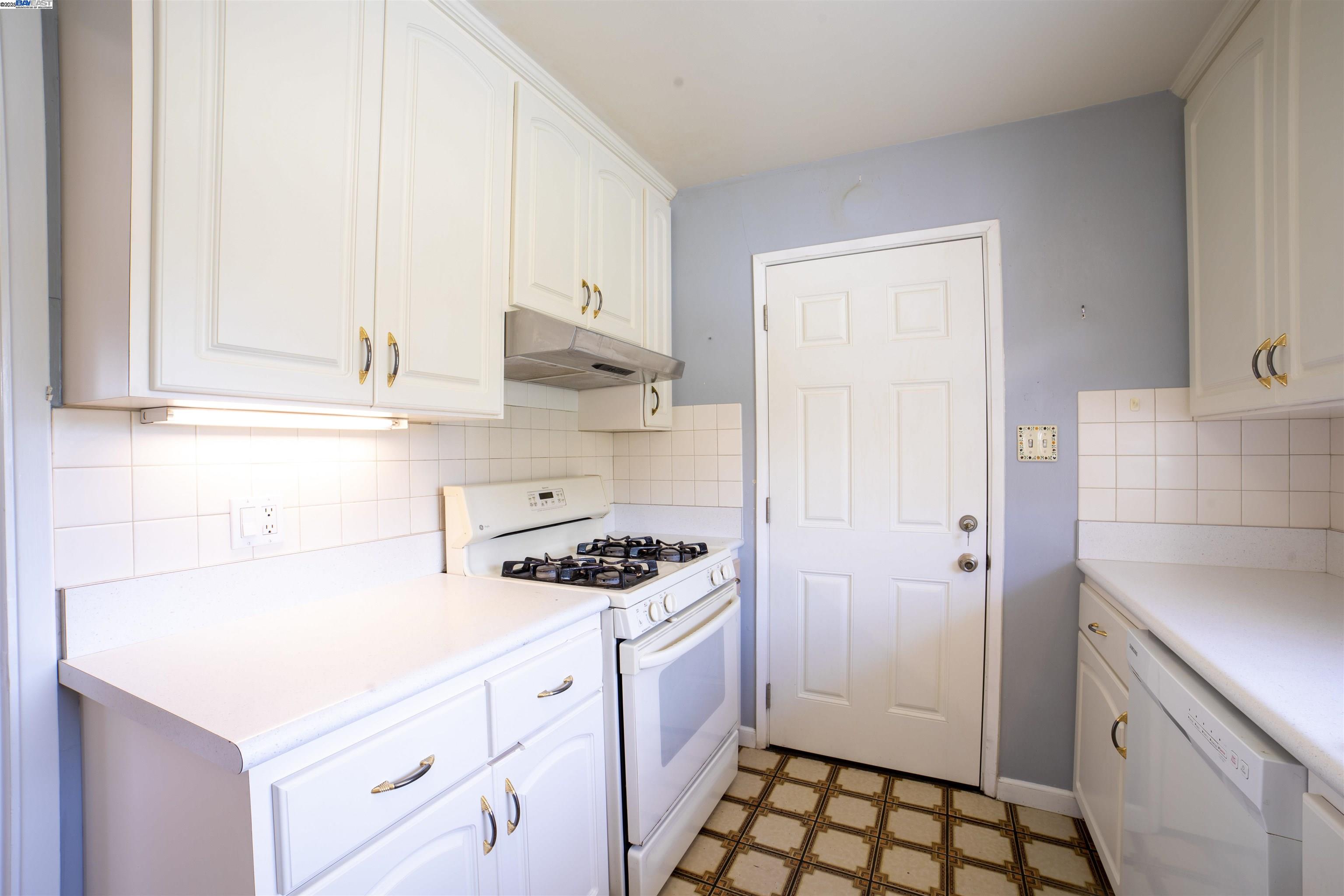 Detail Gallery Image 8 of 26 For 5083 Miramar, San Jose,  CA 95129 - 3 Beds | 2 Baths