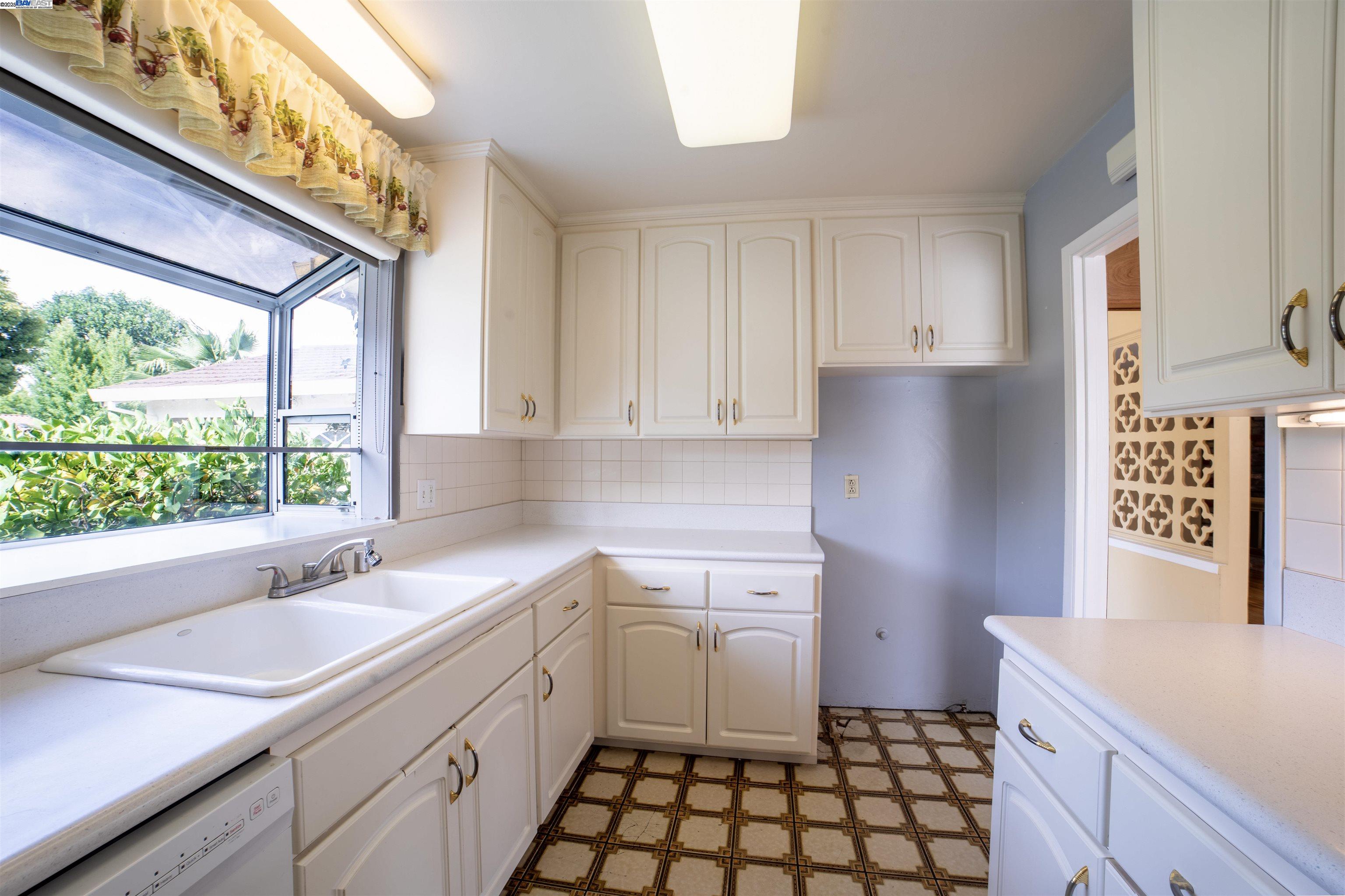 Detail Gallery Image 9 of 26 For 5083 Miramar, San Jose,  CA 95129 - 3 Beds | 2 Baths