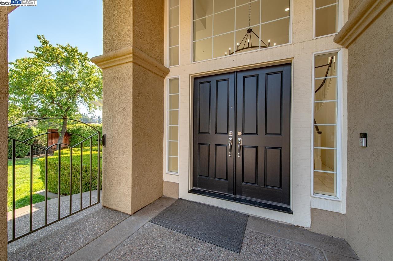 Detail Gallery Image 10 of 60 For 3650 Locke Ct, Pleasanton,  CA 94566 - 5 Beds | 3/1 Baths