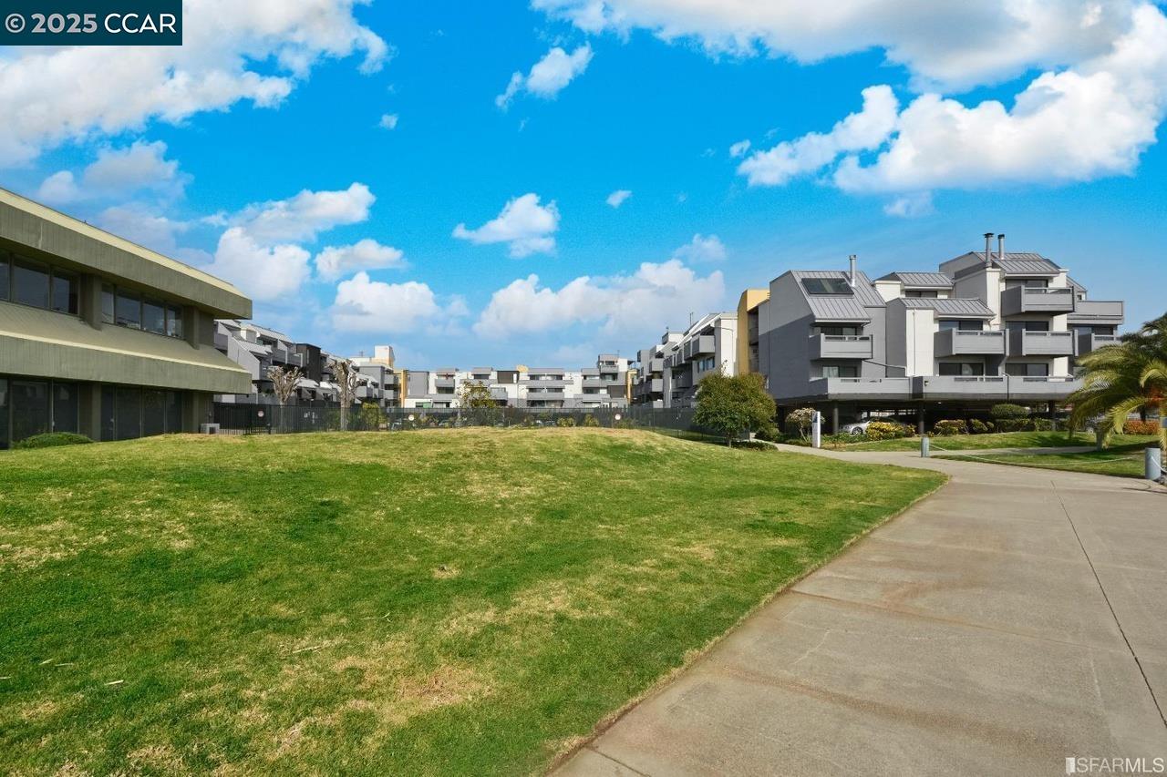 Detail Gallery Image 1 of 28 For 3 Embarcadero #233,  Oakland,  CA 94607 - 1 Beds | 1/1 Baths