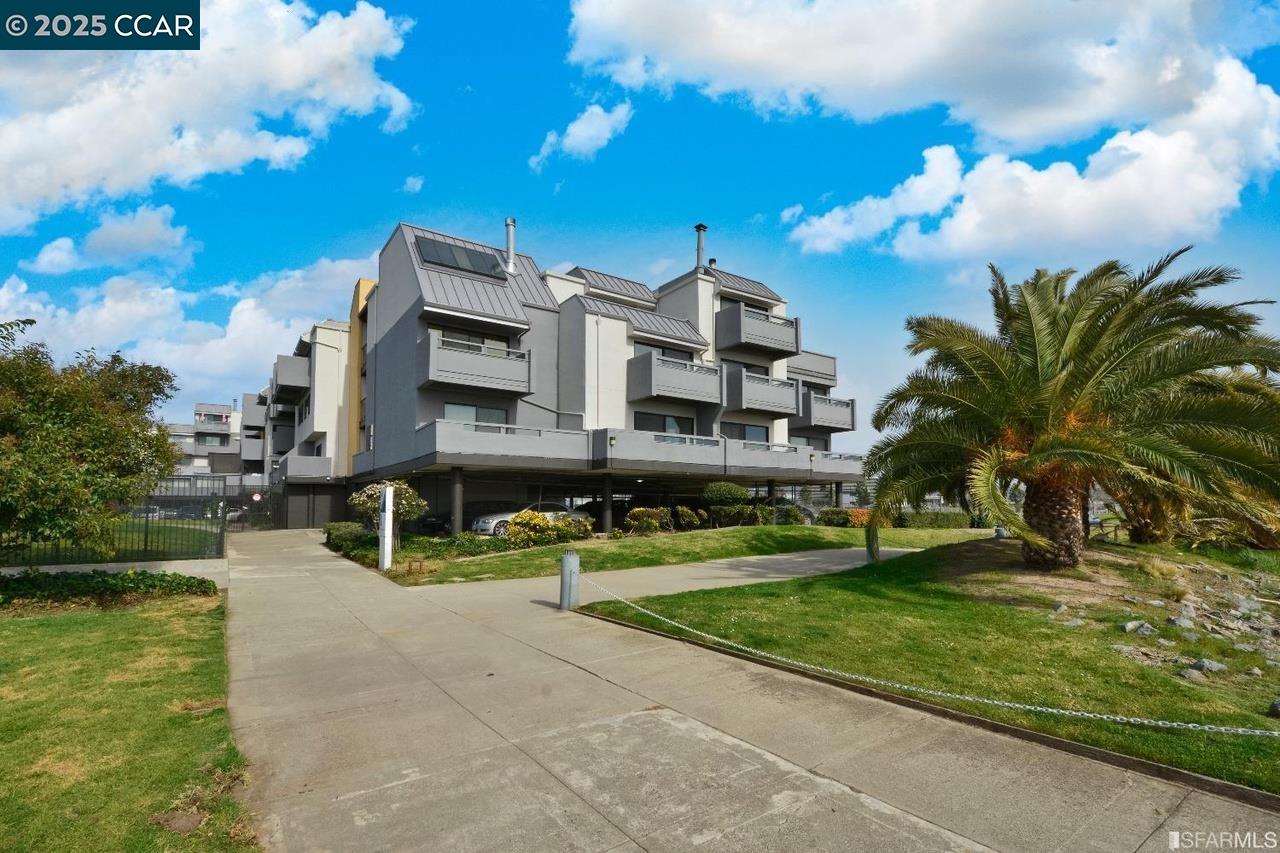 Detail Gallery Image 2 of 28 For 3 Embarcadero #233,  Oakland,  CA 94607 - 1 Beds | 1/1 Baths