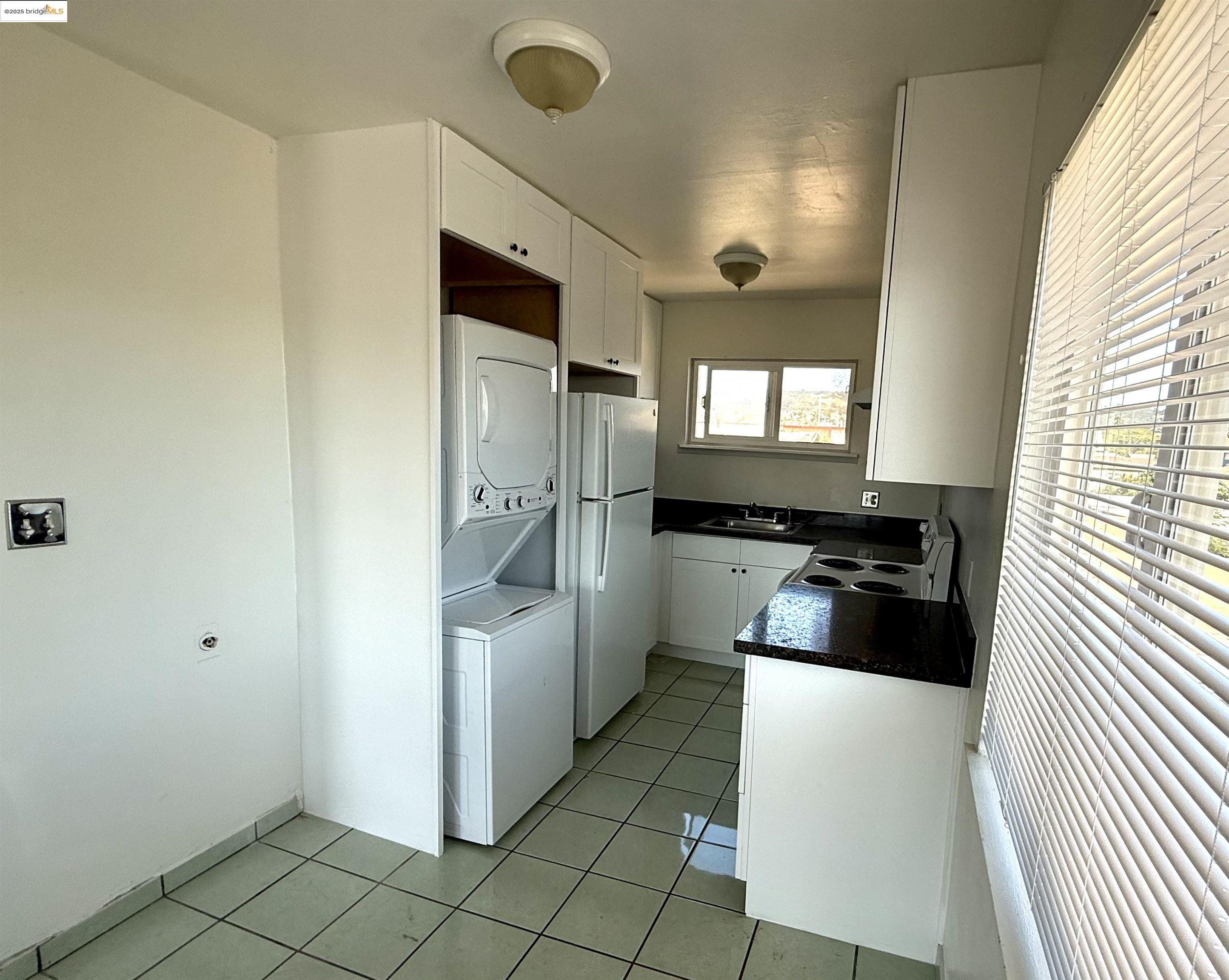 Detail Gallery Image 4 of 8 For 10100 Walnut #4,  Oakland,  CA 94603 - 2 Beds | 1 Baths
