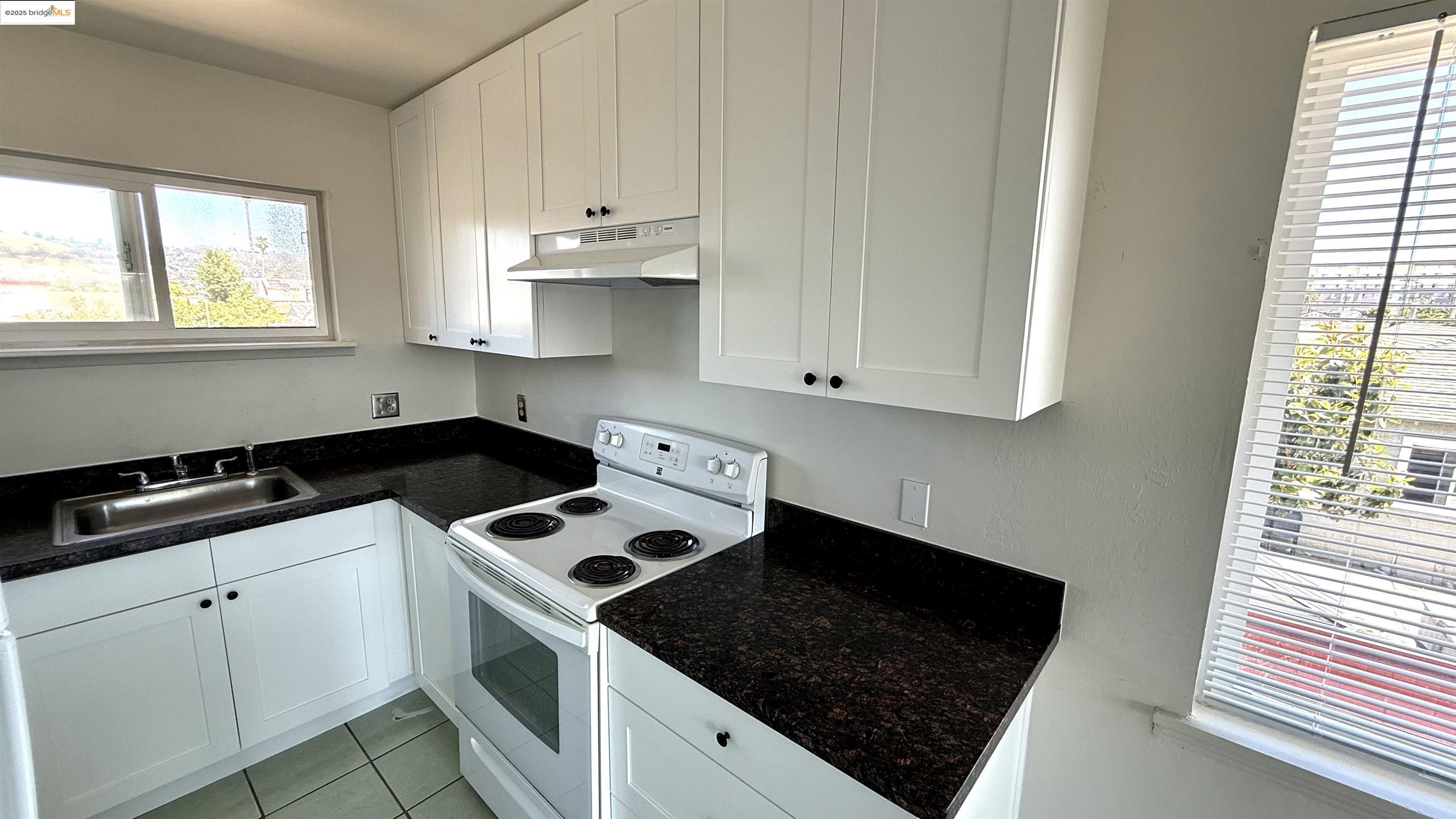 Detail Gallery Image 5 of 8 For 10100 Walnut #4,  Oakland,  CA 94603 - 2 Beds | 1 Baths