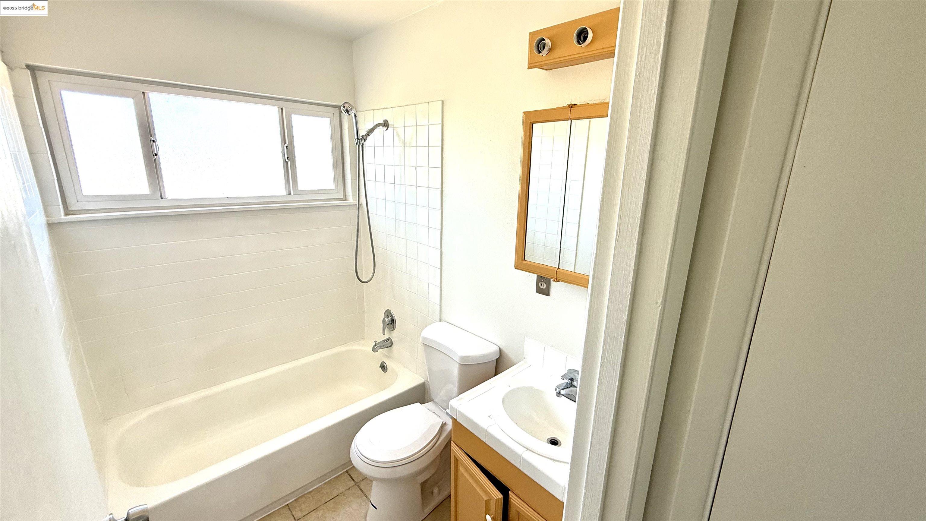 Detail Gallery Image 6 of 8 For 10100 Walnut #4,  Oakland,  CA 94603 - 2 Beds | 1 Baths