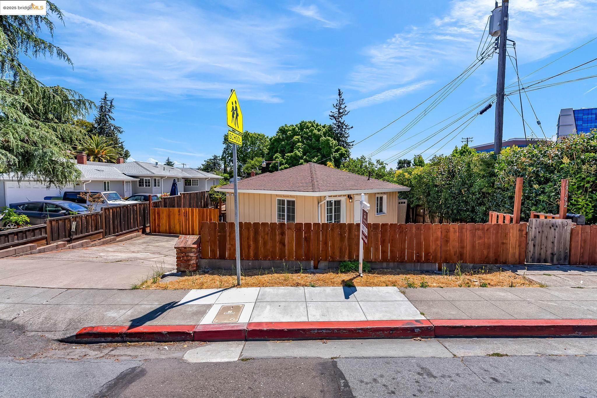 Detail Gallery Image 2 of 59 For 19792 Stanton Ave, Castro Valley,  CA 94546 - 3 Beds | 1/1 Baths