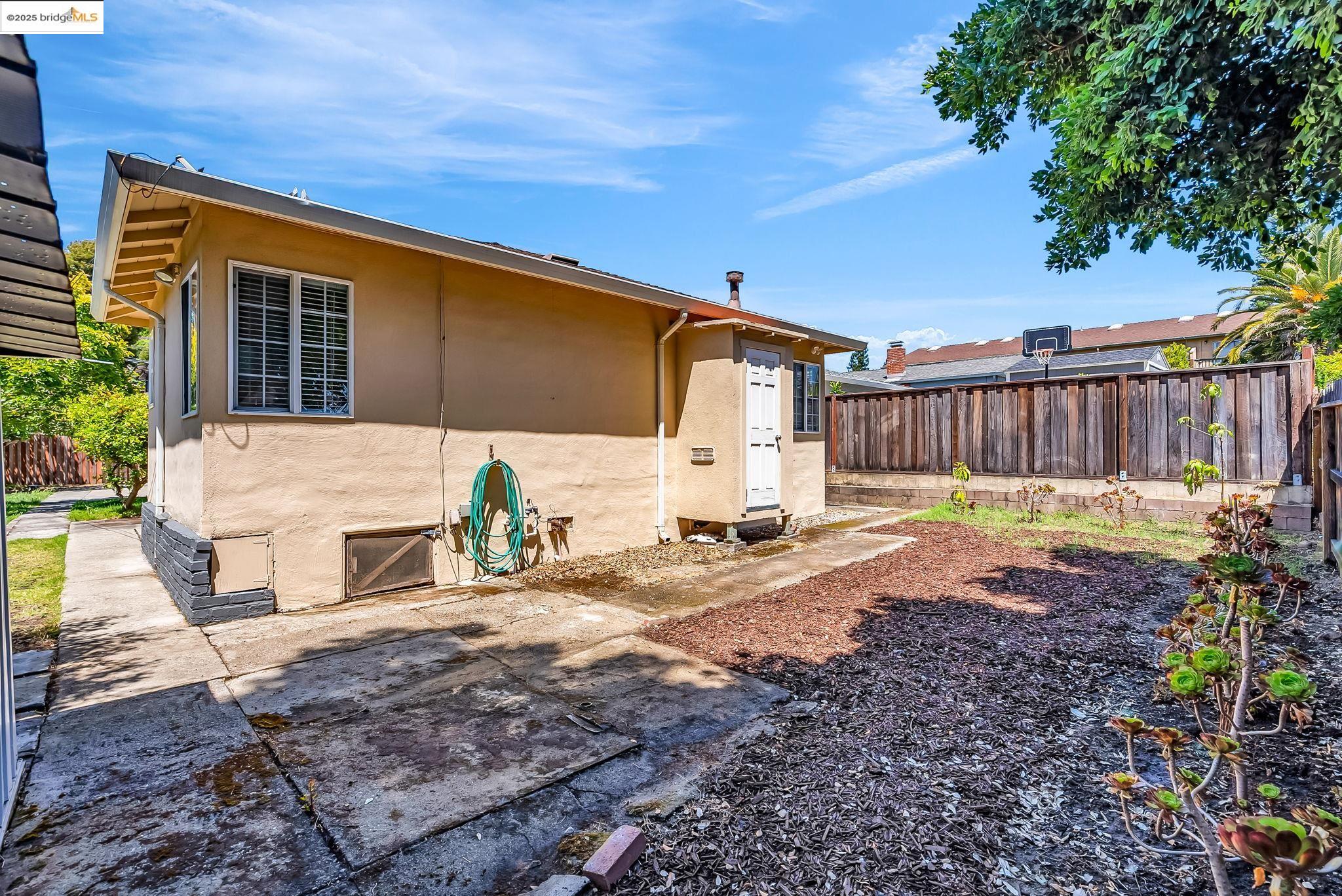 Detail Gallery Image 22 of 59 For 19792 Stanton Ave, Castro Valley,  CA 94546 - 3 Beds | 1/1 Baths