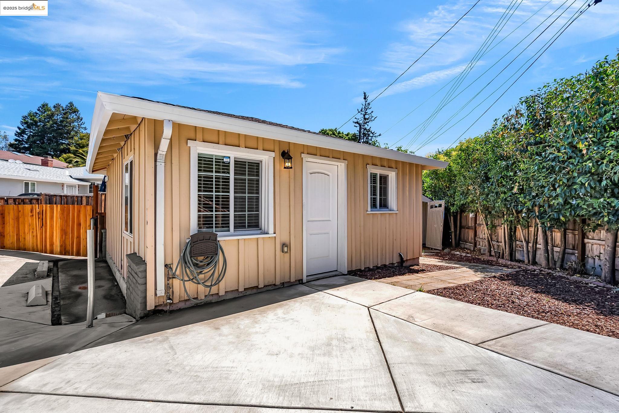 Detail Gallery Image 8 of 59 For 19792 Stanton Ave, Castro Valley,  CA 94546 - 3 Beds | 1/1 Baths
