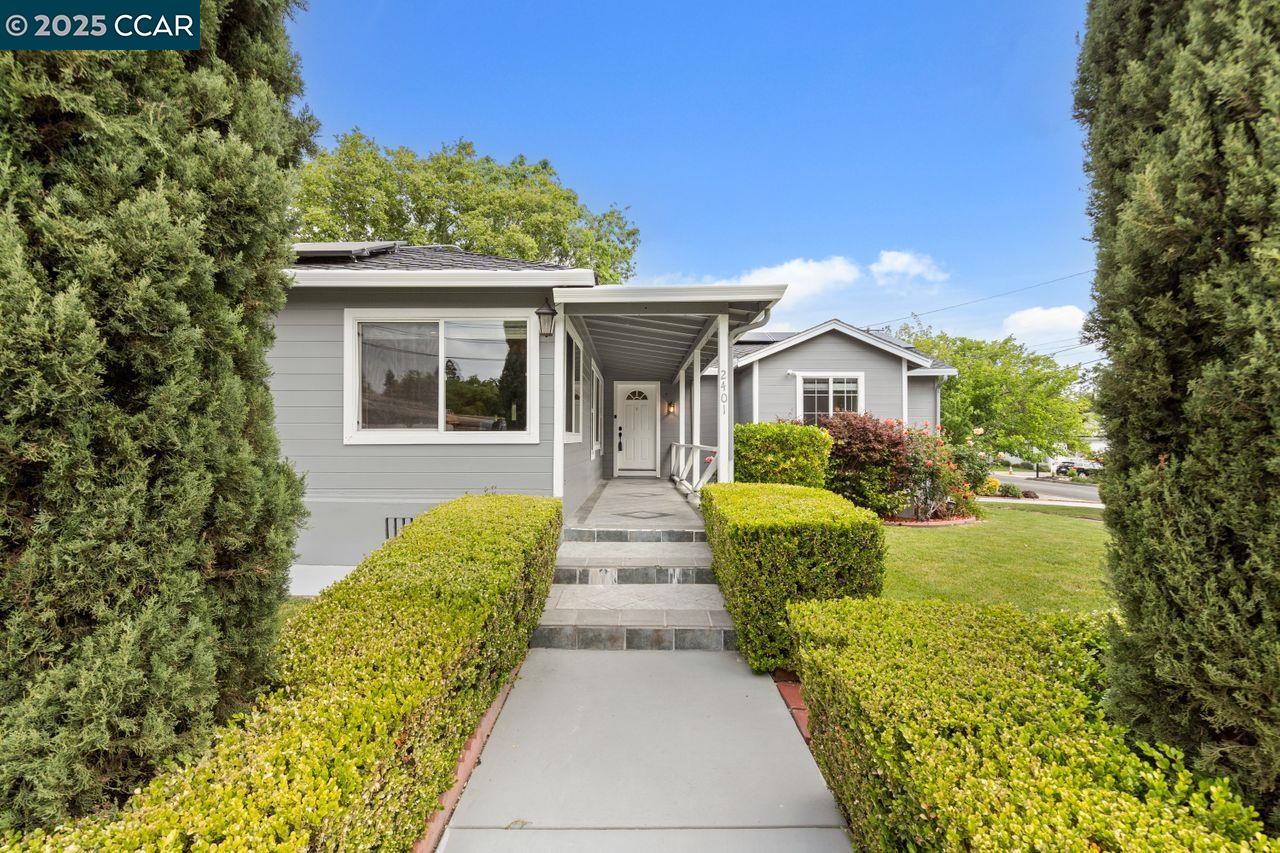 Detail Gallery Image 2 of 48 For 2401 Casa Way, Walnut Creek,  CA 94597 - 4 Beds | 3 Baths