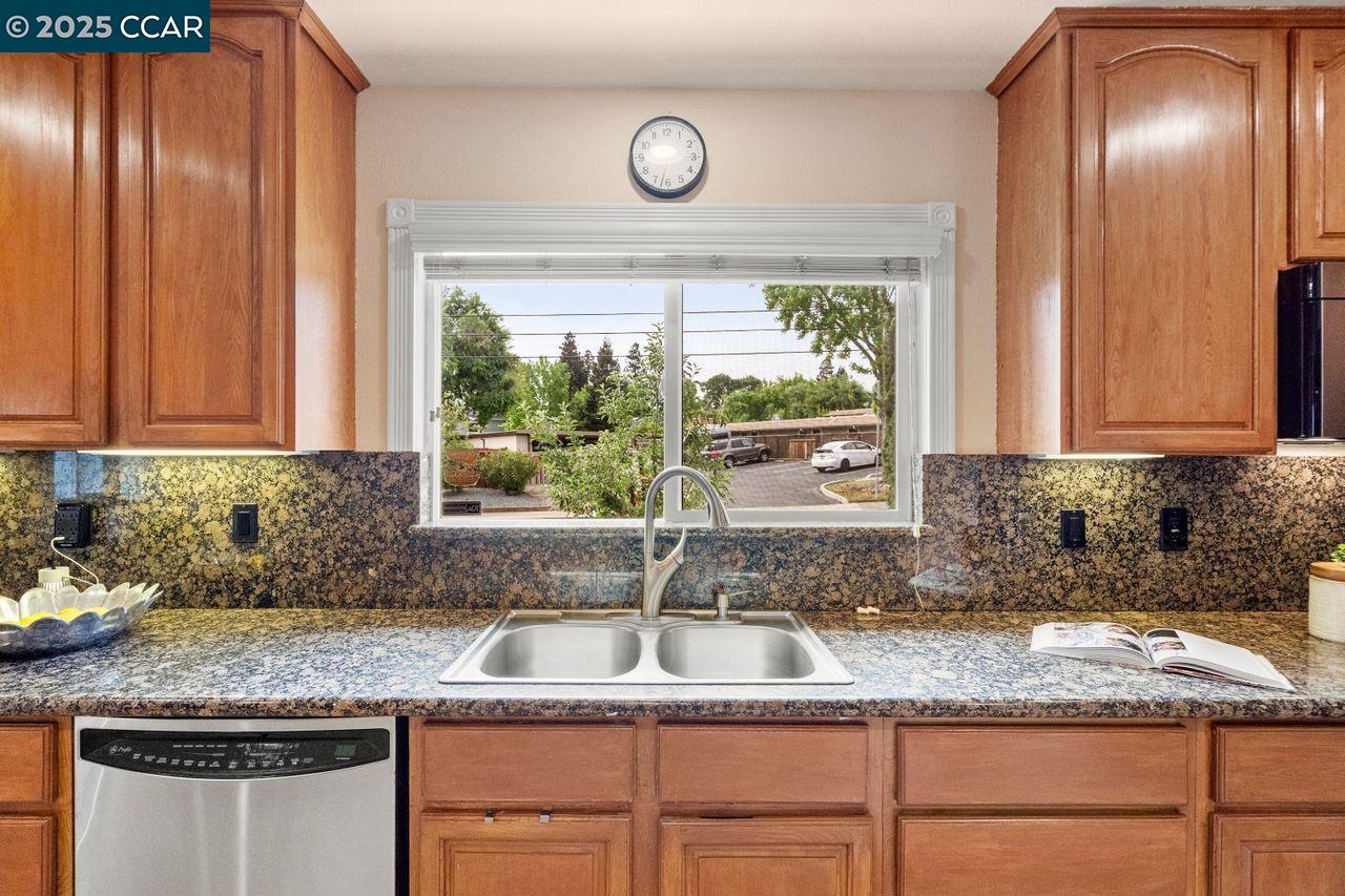 Detail Gallery Image 4 of 48 For 2401 Casa Way, Walnut Creek,  CA 94597 - 4 Beds | 3 Baths