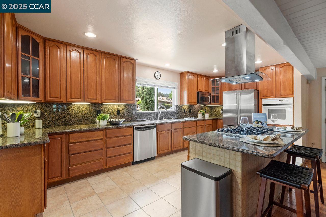 Detail Gallery Image 5 of 48 For 2401 Casa Way, Walnut Creek,  CA 94597 - 4 Beds | 3 Baths