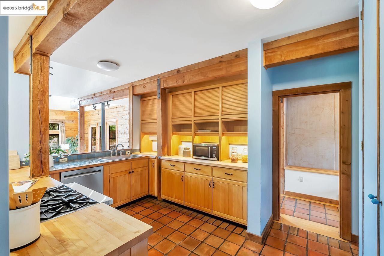 Detail Gallery Image 11 of 47 For 5950 Grizzly Peak Blvd, Oakland,  CA 94611 - 4 Beds | 3/1 Baths