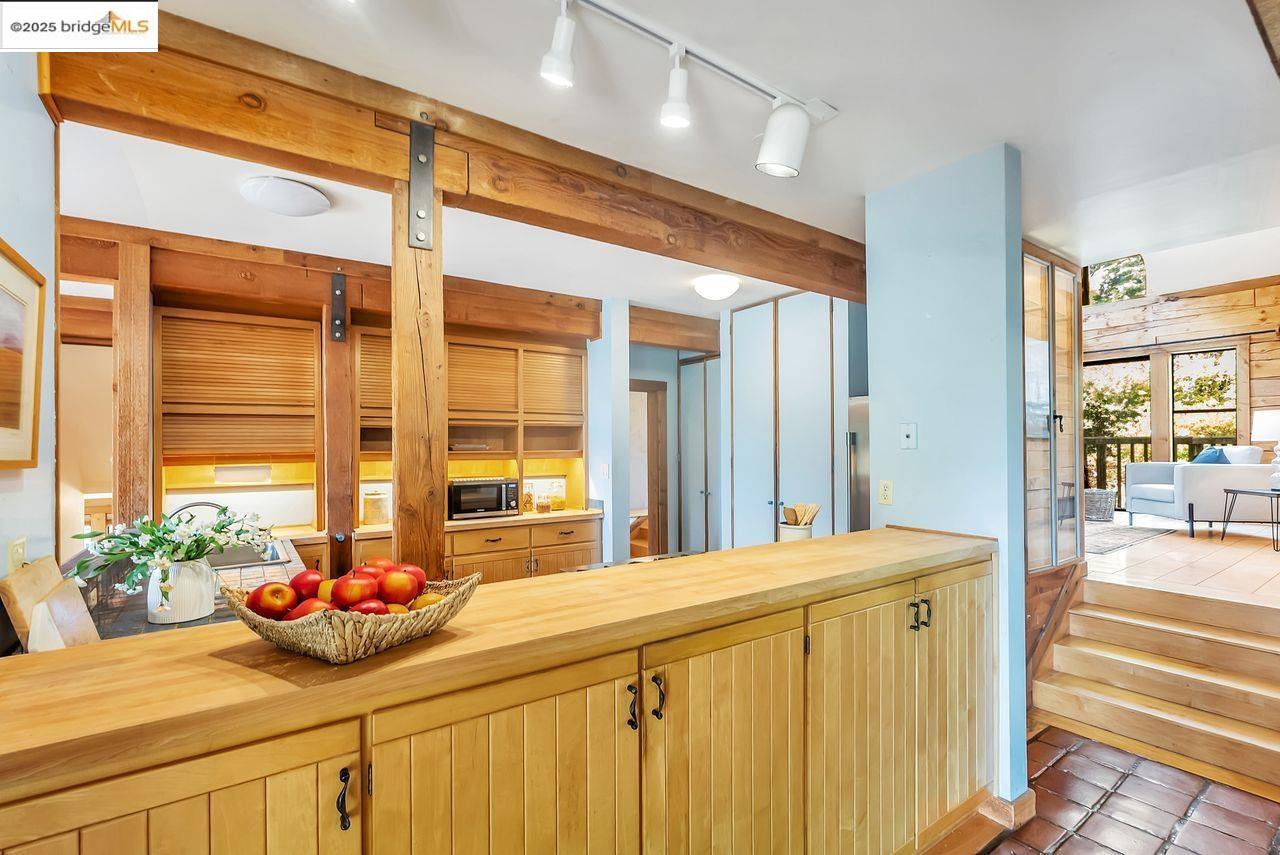 Detail Gallery Image 13 of 47 For 5950 Grizzly Peak Blvd, Oakland,  CA 94611 - 4 Beds | 3/1 Baths