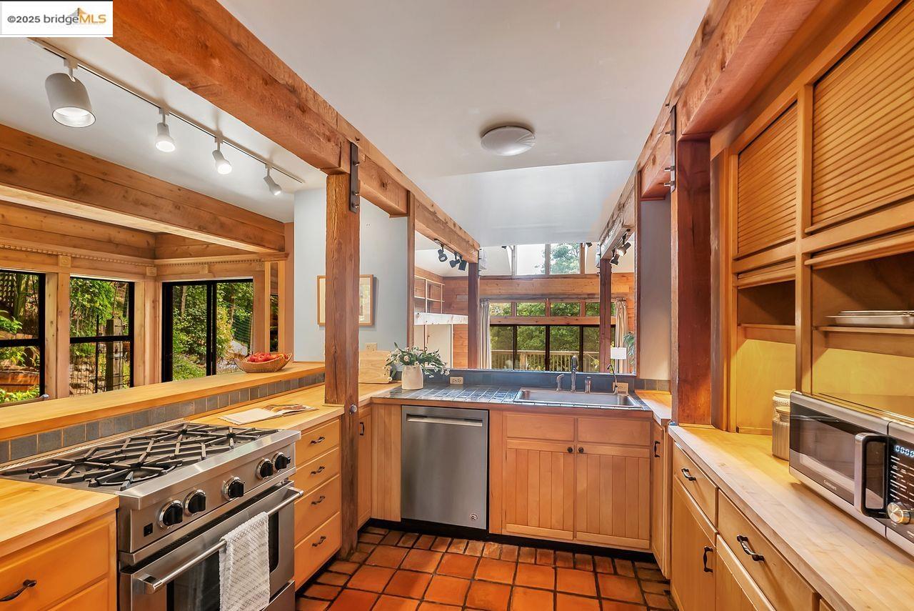 Detail Gallery Image 14 of 47 For 5950 Grizzly Peak Blvd, Oakland,  CA 94611 - 4 Beds | 3/1 Baths