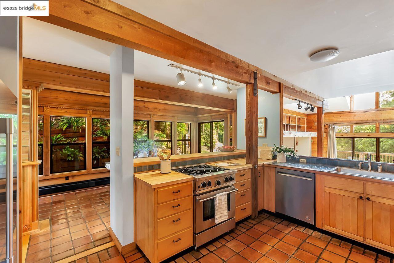 Detail Gallery Image 16 of 47 For 5950 Grizzly Peak Blvd, Oakland,  CA 94611 - 4 Beds | 3/1 Baths