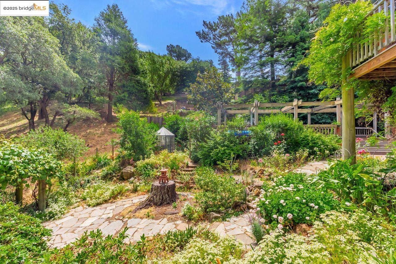 Detail Gallery Image 3 of 47 For 5950 Grizzly Peak Blvd, Oakland,  CA 94611 - 4 Beds | 3/1 Baths