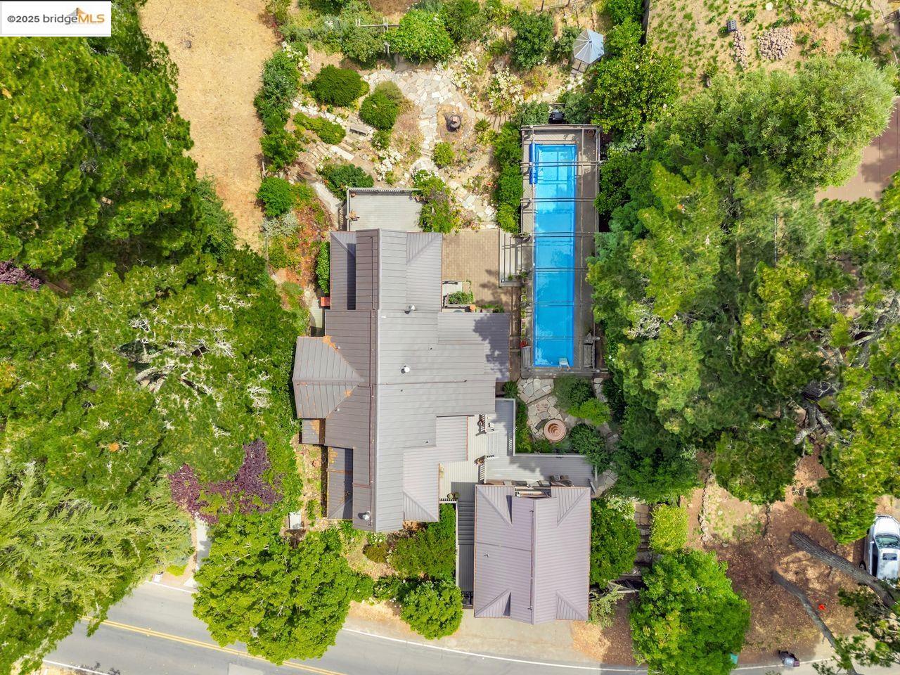 Detail Gallery Image 32 of 47 For 5950 Grizzly Peak Blvd, Oakland,  CA 94611 - 4 Beds | 3/1 Baths