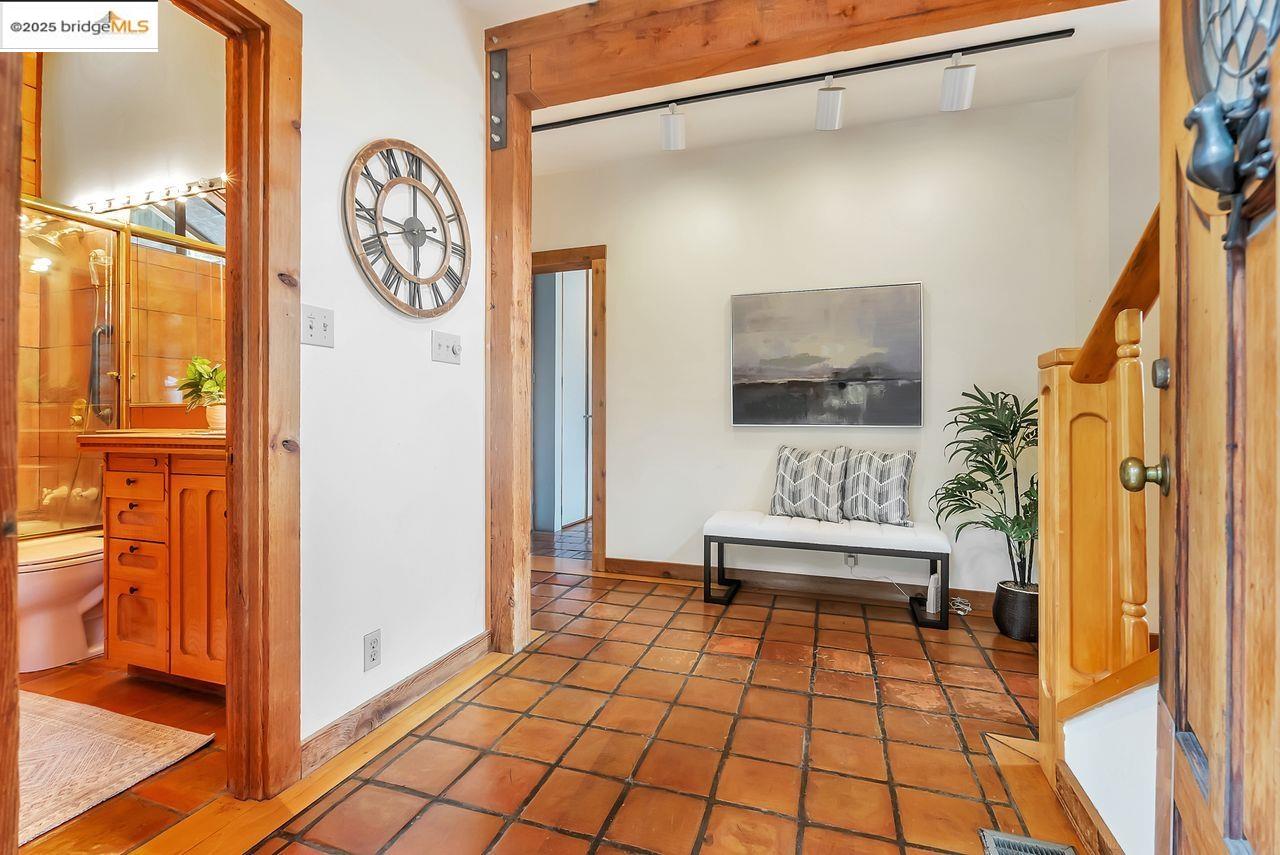 Detail Gallery Image 5 of 47 For 5950 Grizzly Peak Blvd, Oakland,  CA 94611 - 4 Beds | 3/1 Baths