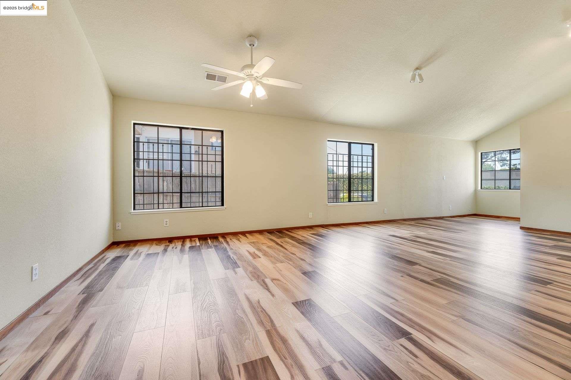 Detail Gallery Image 5 of 26 For 5312 Clinton Ave, Richmond,  CA 94805 - 3 Beds | 2/1 Baths