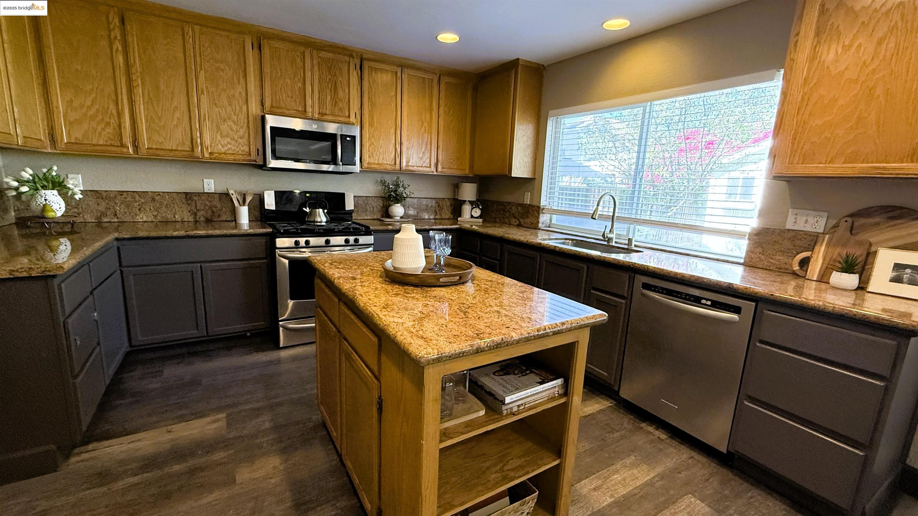 Detail Gallery Image 10 of 31 For 4522 Rock Island Dr, Antioch,  CA 94509 - 4 Beds | 2/1 Baths