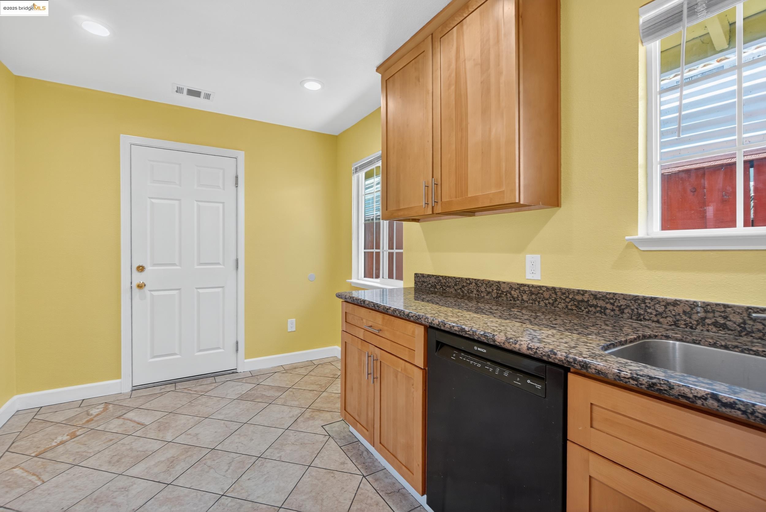 Detail Gallery Image 12 of 35 For 266 Warren Way, Pittsburg,  CA 94565 - 3 Beds | 1 Baths