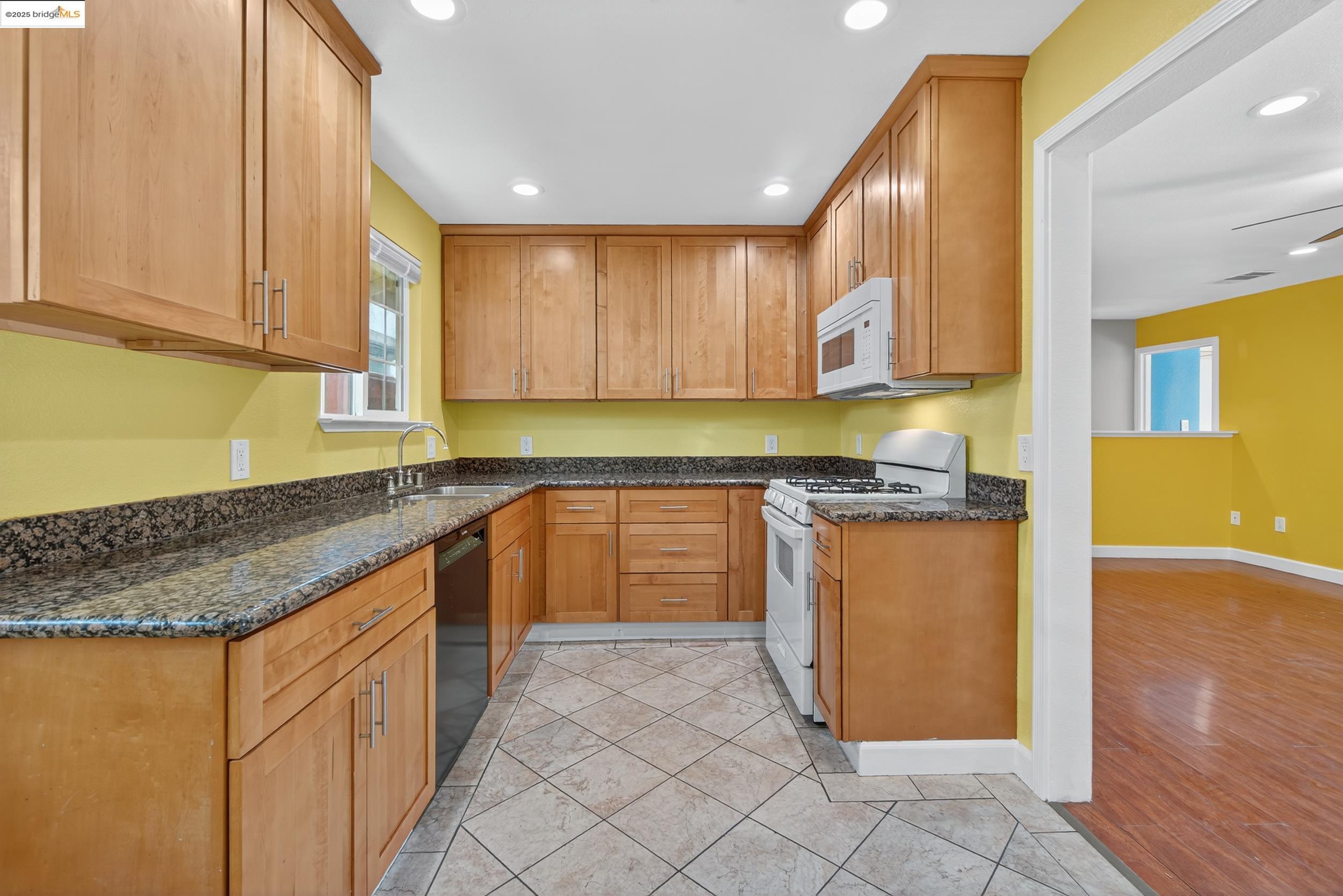 Detail Gallery Image 13 of 35 For 266 Warren Way, Pittsburg,  CA 94565 - 3 Beds | 1 Baths