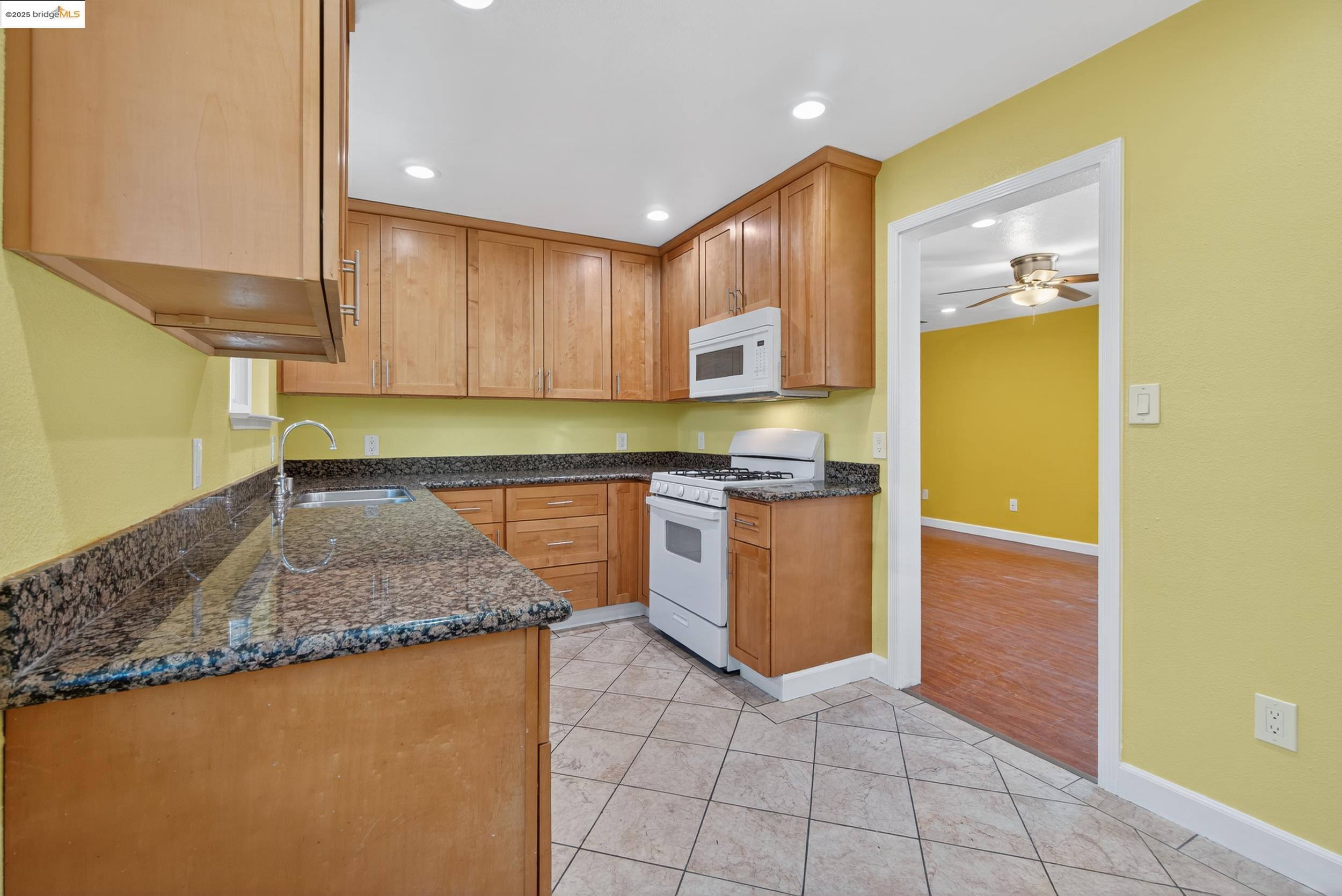 Detail Gallery Image 10 of 35 For 266 Warren Way, Pittsburg,  CA 94565 - 3 Beds | 1 Baths