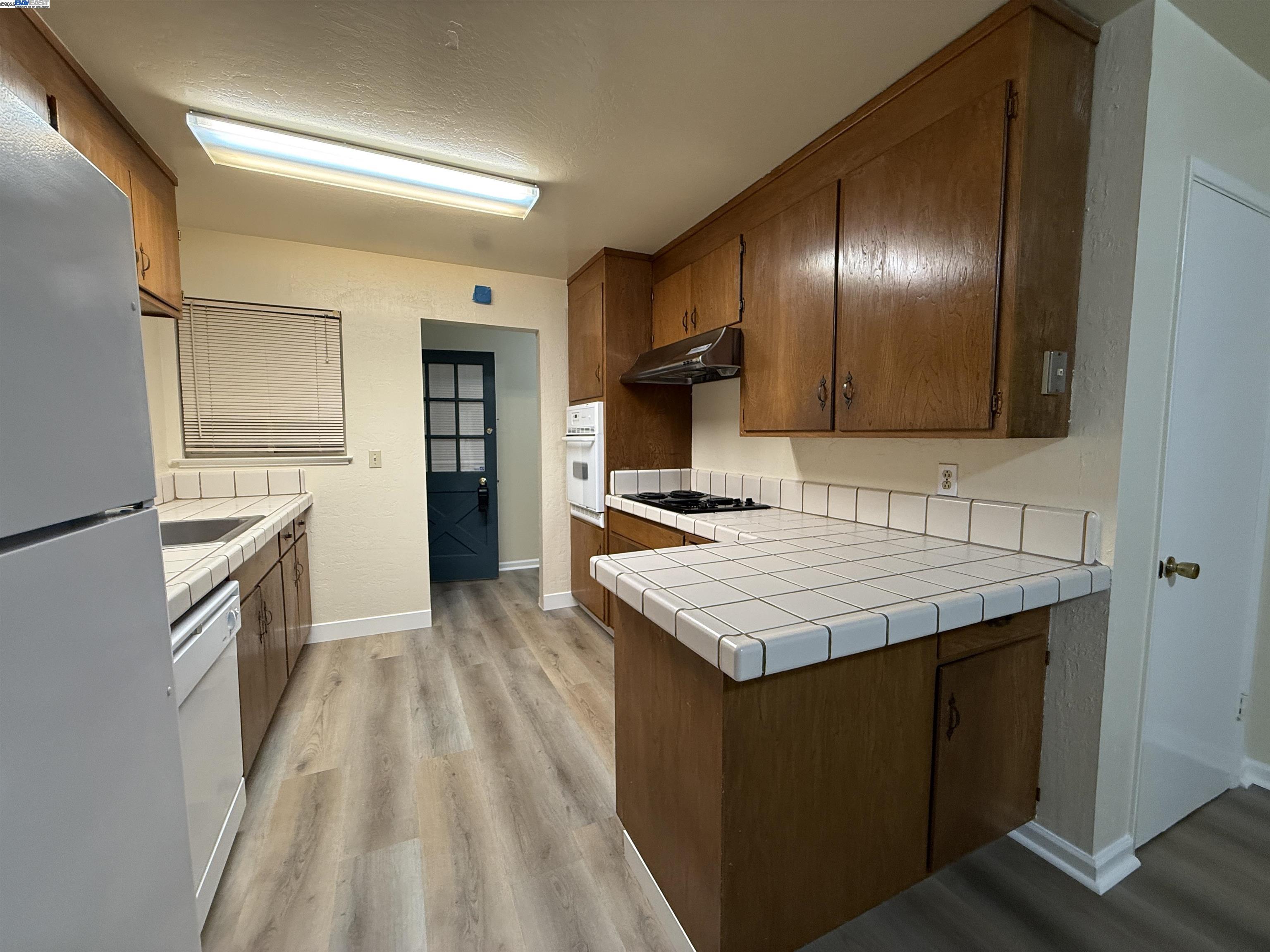 Detail Gallery Image 8 of 21 For 1420 Primrose Way, Cupertino,  CA 95014 - 3 Beds | 2 Baths