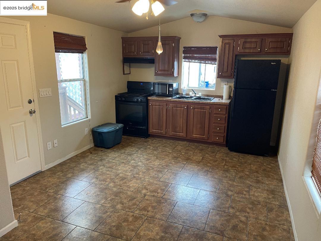 Detail Gallery Image 5 of 5 For 14831 Bancroft #SPACE 27,  San Leandro,  CA 94578 - 1 Beds | 1 Baths