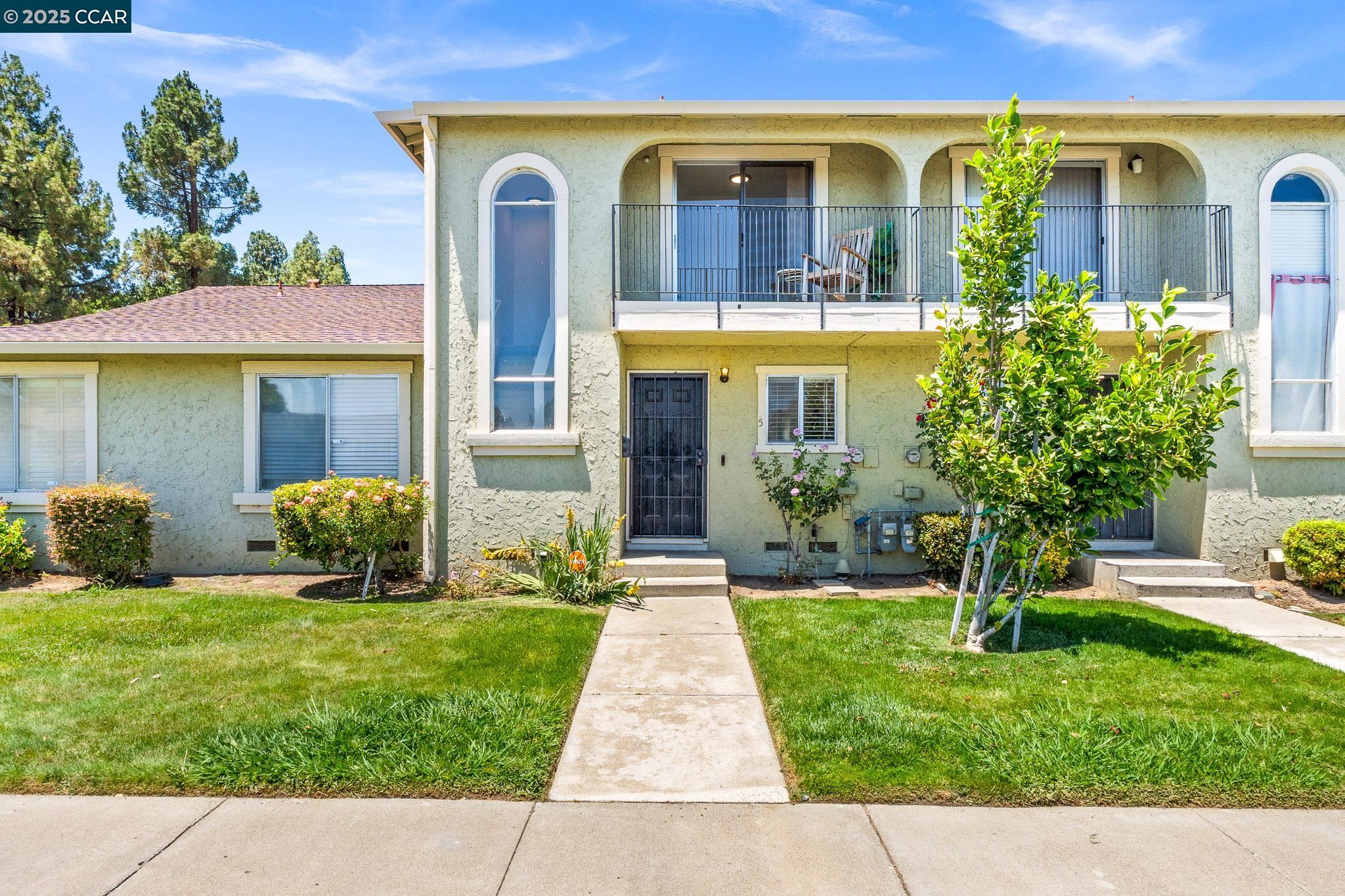 Browse active condo listings in MEADOWBROOK PITTSBURG