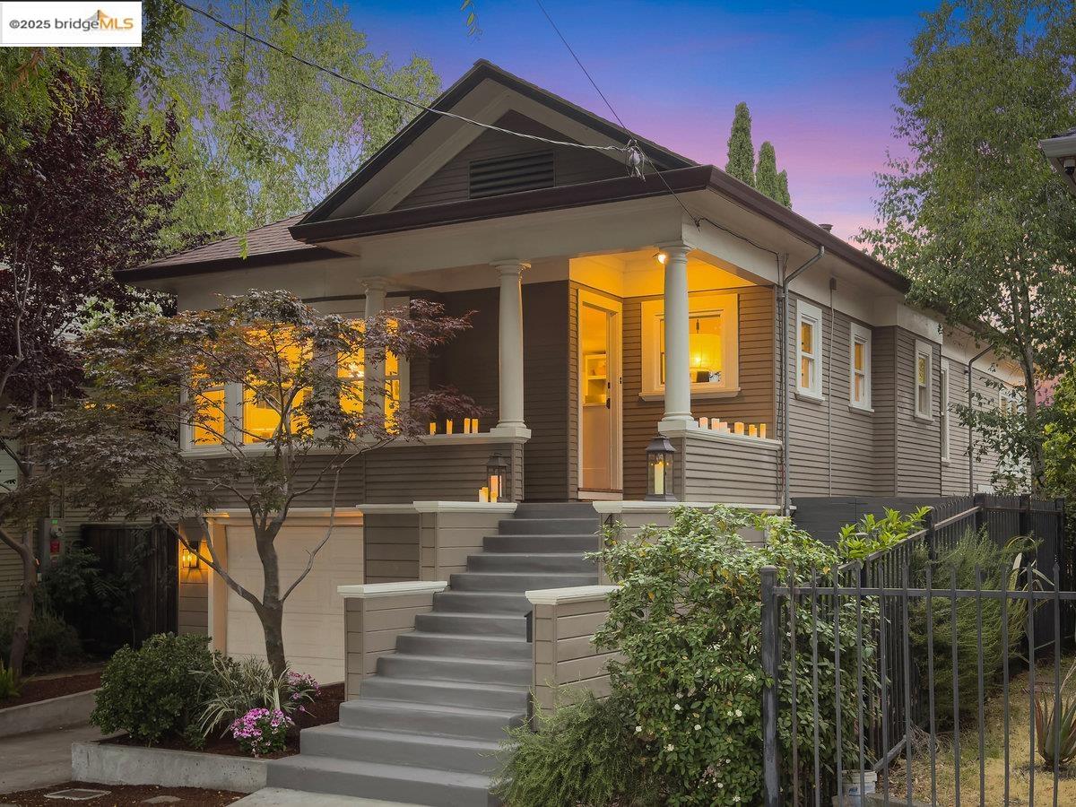 Detail Gallery Image 1 of 1 For 480 58th St, Oakland,  CA 94609 - 3 Beds | 3 Baths