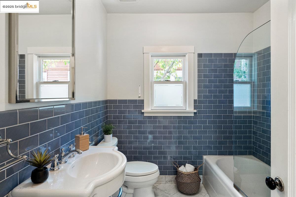 Detail Gallery Image 21 of 60 For 480 58th St, Oakland,  CA 94609 - 3 Beds | 3 Baths
