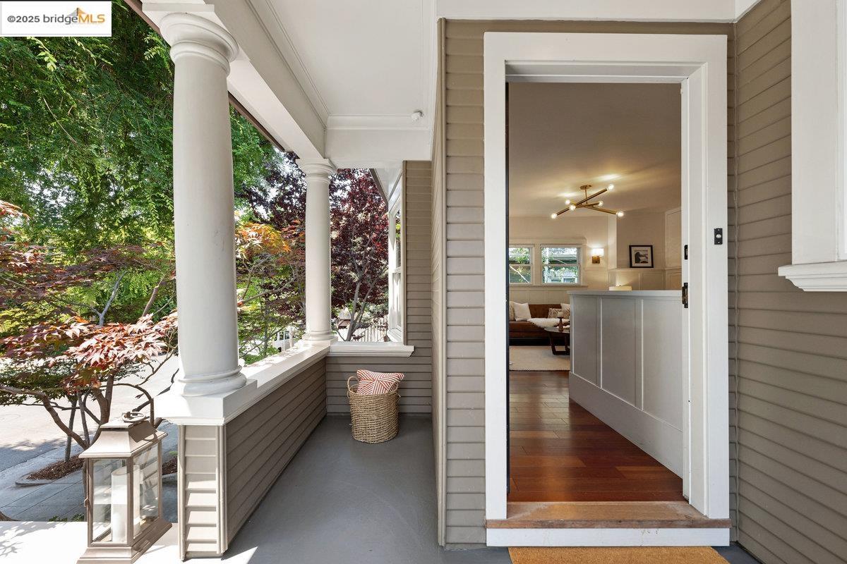 Detail Gallery Image 4 of 60 For 480 58th St, Oakland,  CA 94609 - 3 Beds | 3 Baths