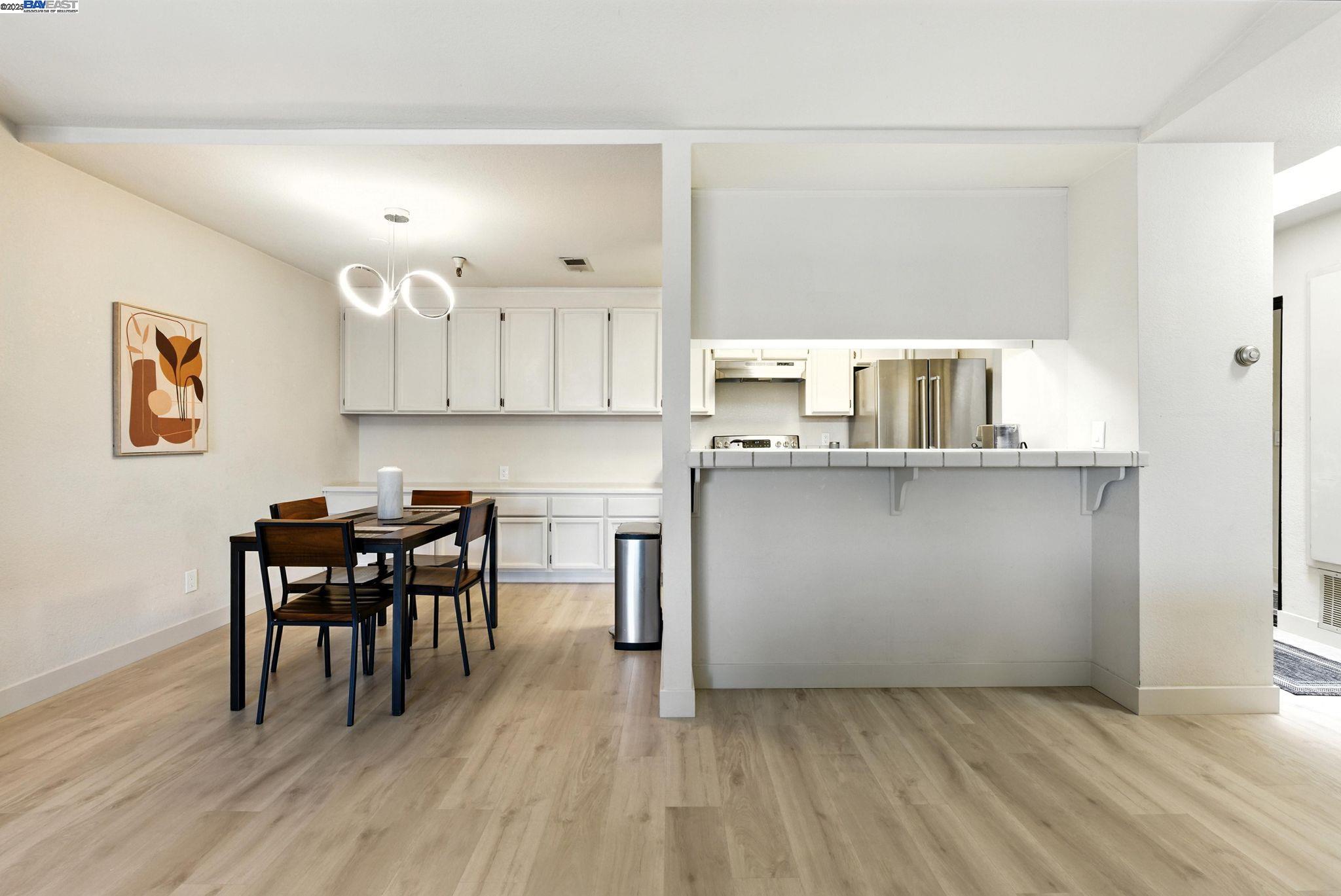 Photo #5: 41103819 Listing 