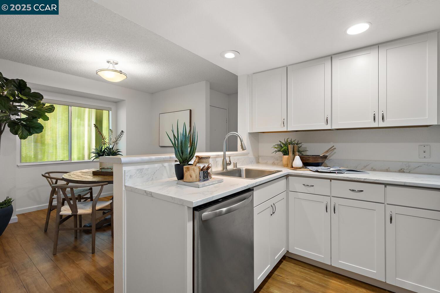 Photo #5: 41103821 Listing 