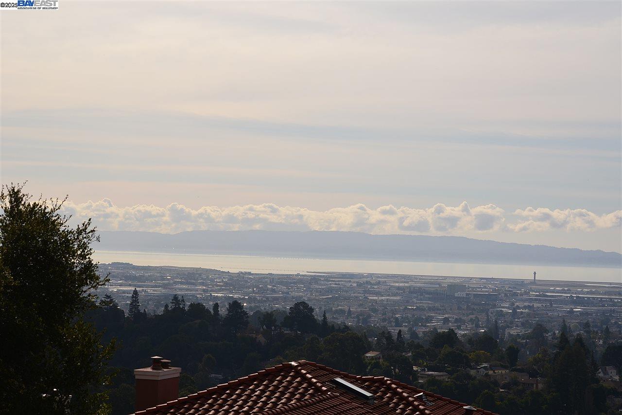 Detail Gallery Image 4 of 22 For 4320 Terrabella Way, Oakland,  CA 94619 - – Beds | – Baths