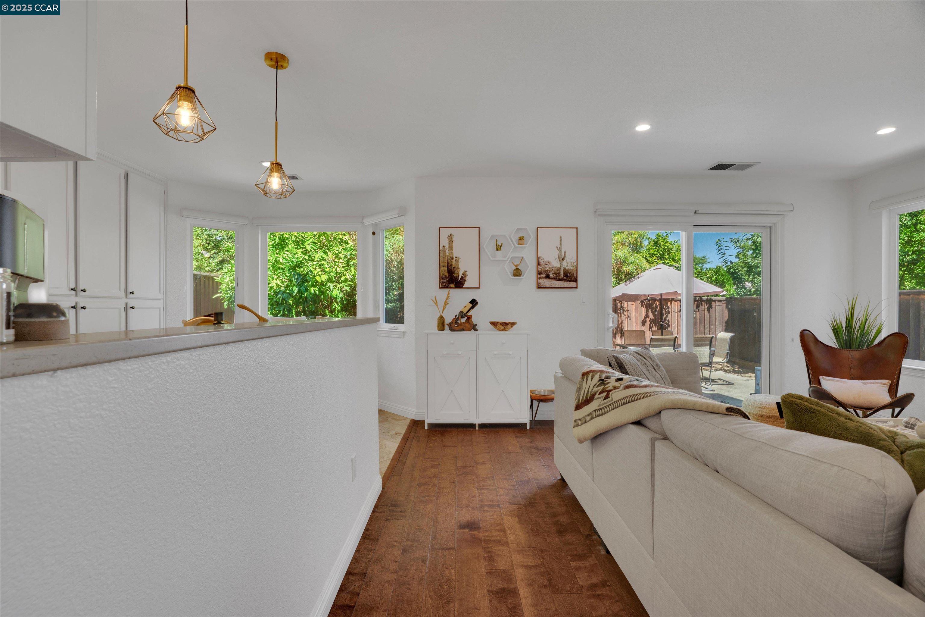 Detail Gallery Image 15 of 43 For 769 Bayshore St, Martinez,  CA 94553 - 4 Beds | 2/1 Baths