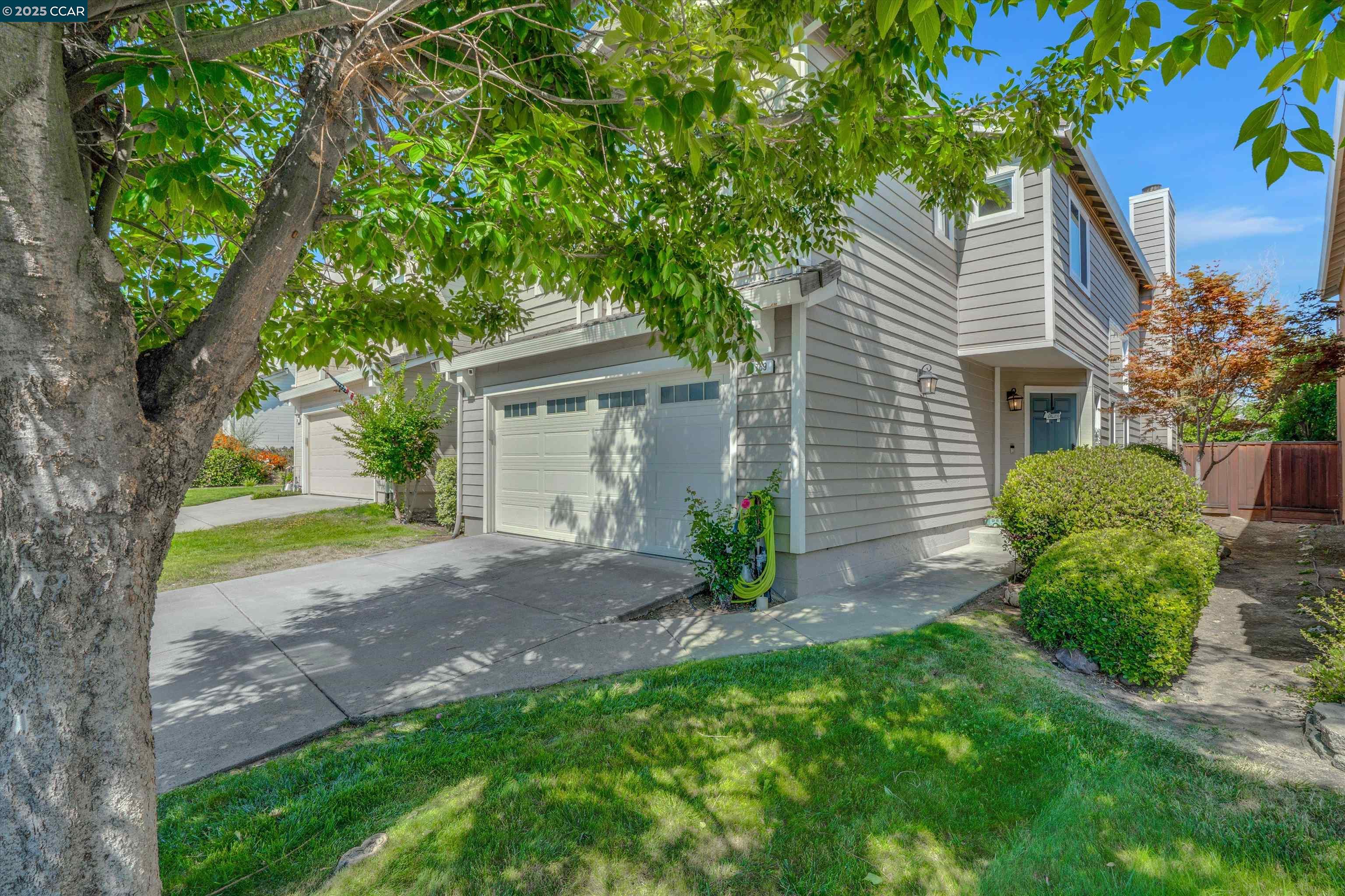 Detail Gallery Image 3 of 43 For 769 Bayshore St, Martinez,  CA 94553 - 4 Beds | 2/1 Baths