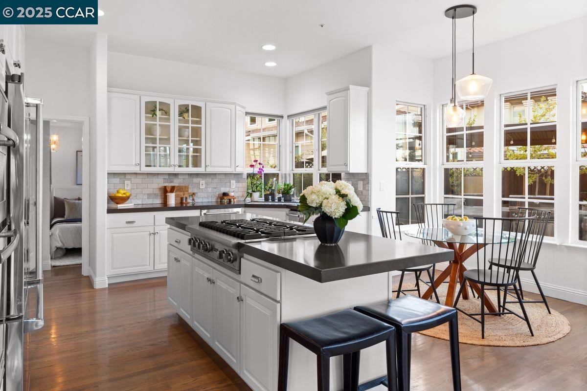 Detail Gallery Image 12 of 31 For 97 Oak Rd, Orinda,  CA 94563 - 4 Beds | 3/1 Baths