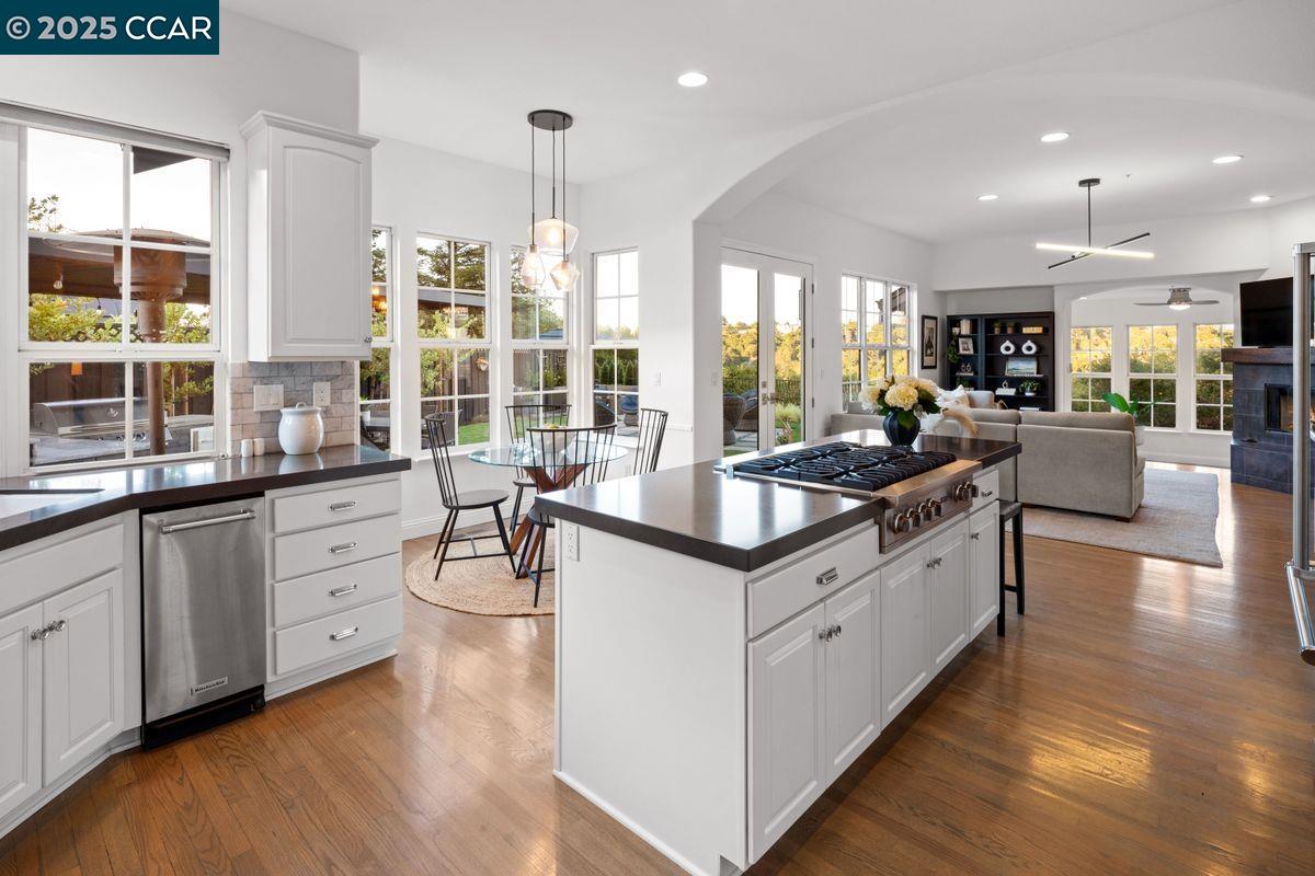 Detail Gallery Image 14 of 31 For 97 Oak Rd, Orinda,  CA 94563 - 4 Beds | 3/1 Baths