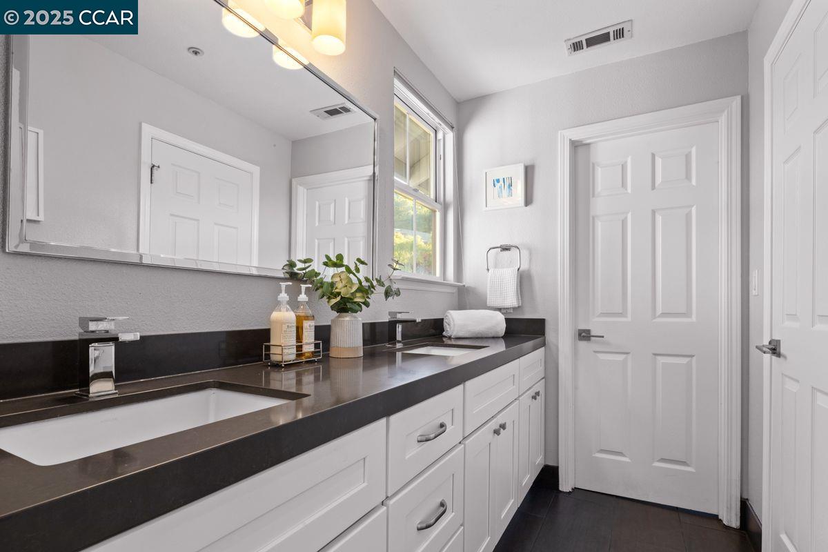 Detail Gallery Image 22 of 31 For 97 Oak Rd, Orinda,  CA 94563 - 4 Beds | 3/1 Baths