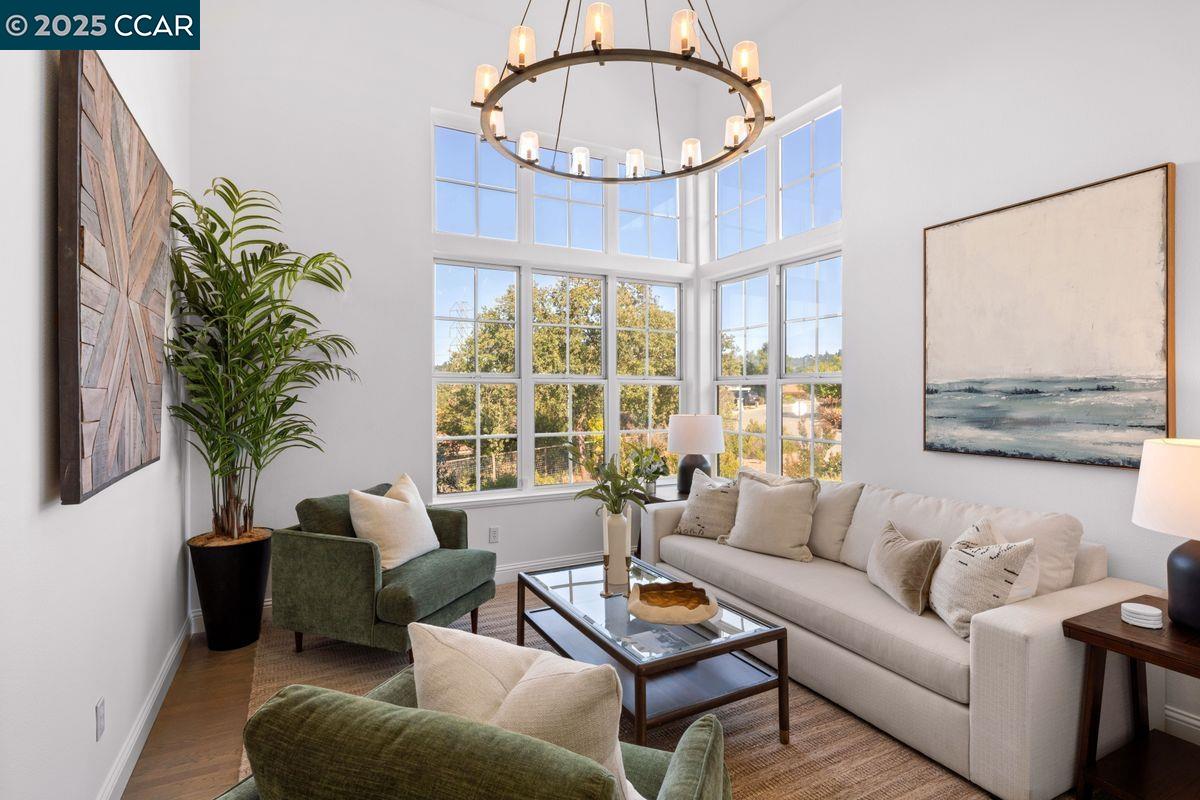 Detail Gallery Image 6 of 31 For 97 Oak Rd, Orinda,  CA 94563 - 4 Beds | 3/1 Baths