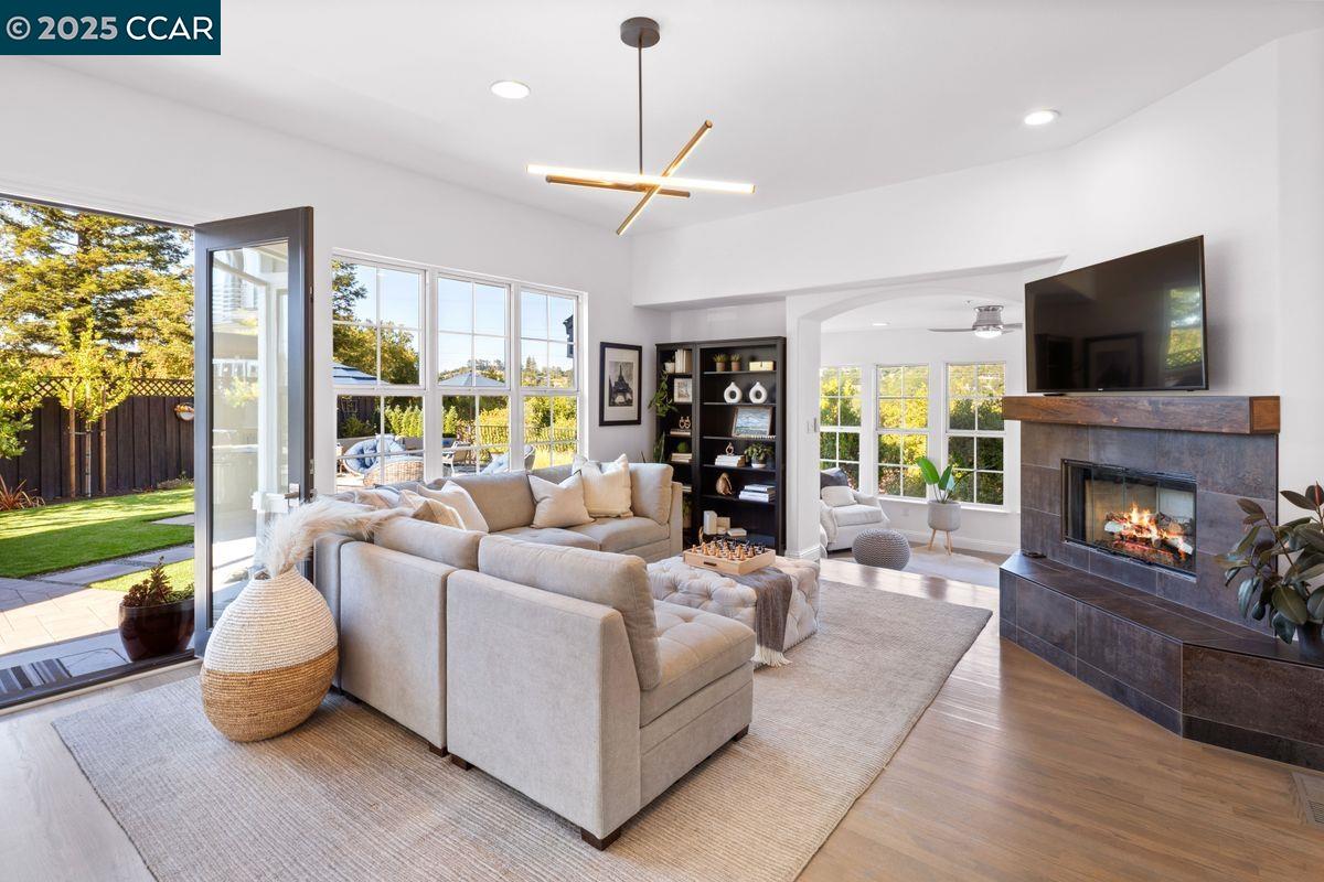 Detail Gallery Image 9 of 31 For 97 Oak Rd, Orinda,  CA 94563 - 4 Beds | 3/1 Baths