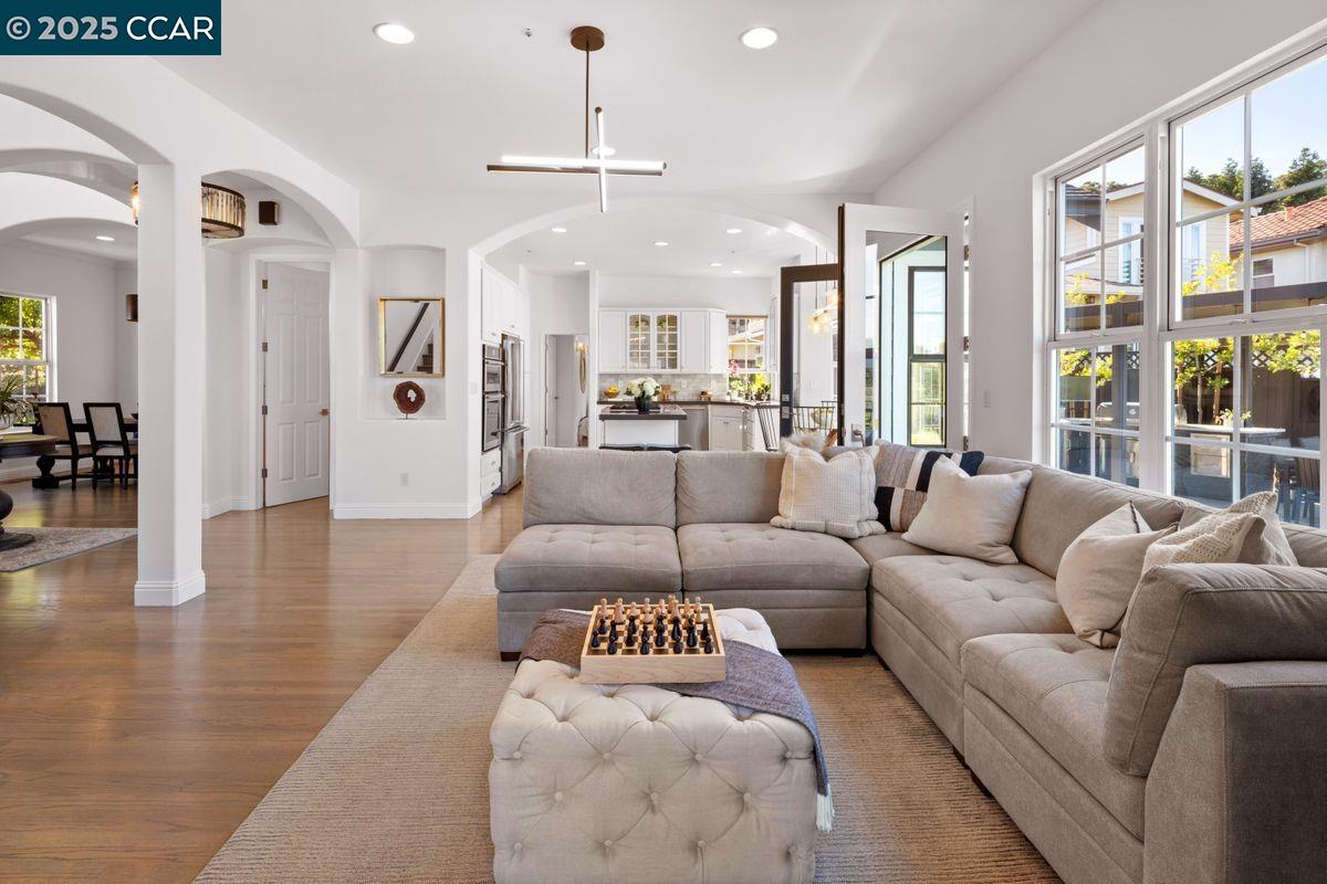 Detail Gallery Image 10 of 31 For 97 Oak Rd, Orinda,  CA 94563 - 4 Beds | 3/1 Baths
