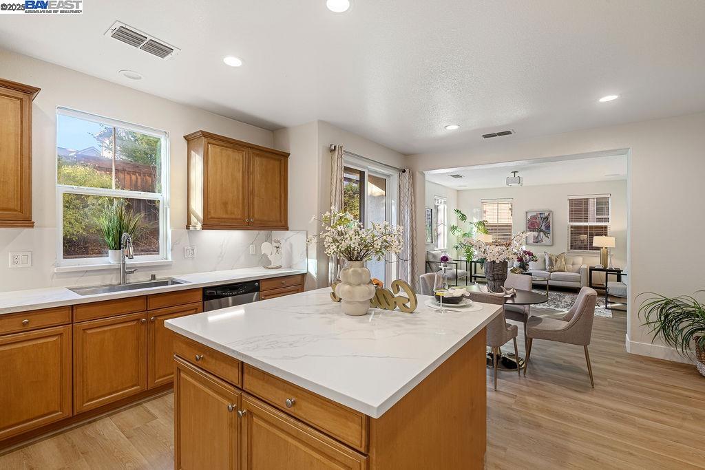 Detail Gallery Image 4 of 59 For 3705 Edgecomb Ct, Dublin,  CA 94568 - 4 Beds | 3 Baths
