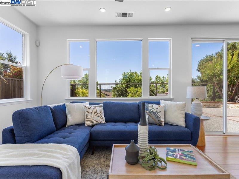 Detail Gallery Image 20 of 54 For 21042 Sherman Dr, Castro Valley,  CA 94552 - 3 Beds | 2/1 Baths
