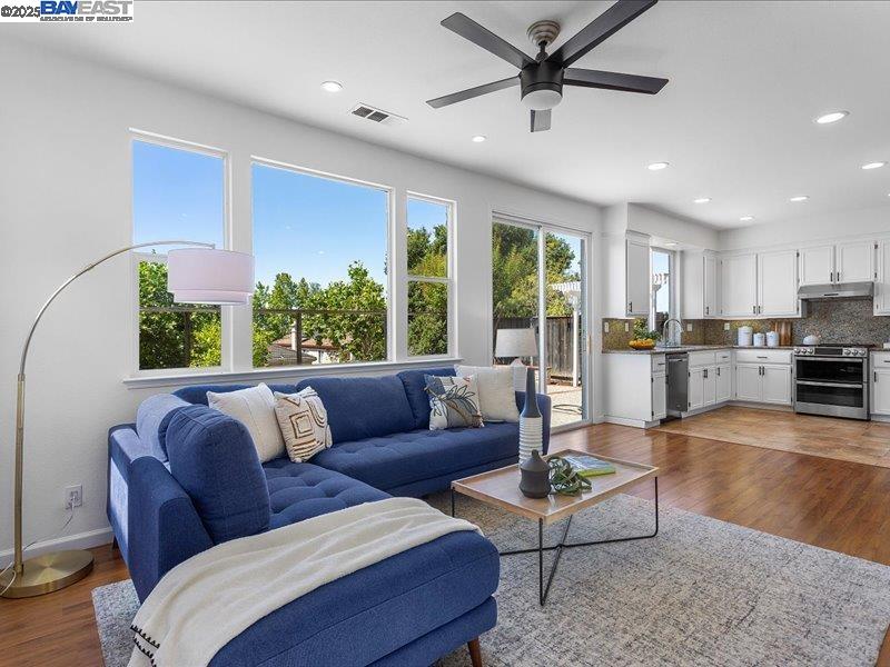 Detail Gallery Image 21 of 54 For 21042 Sherman Dr, Castro Valley,  CA 94552 - 3 Beds | 2/1 Baths