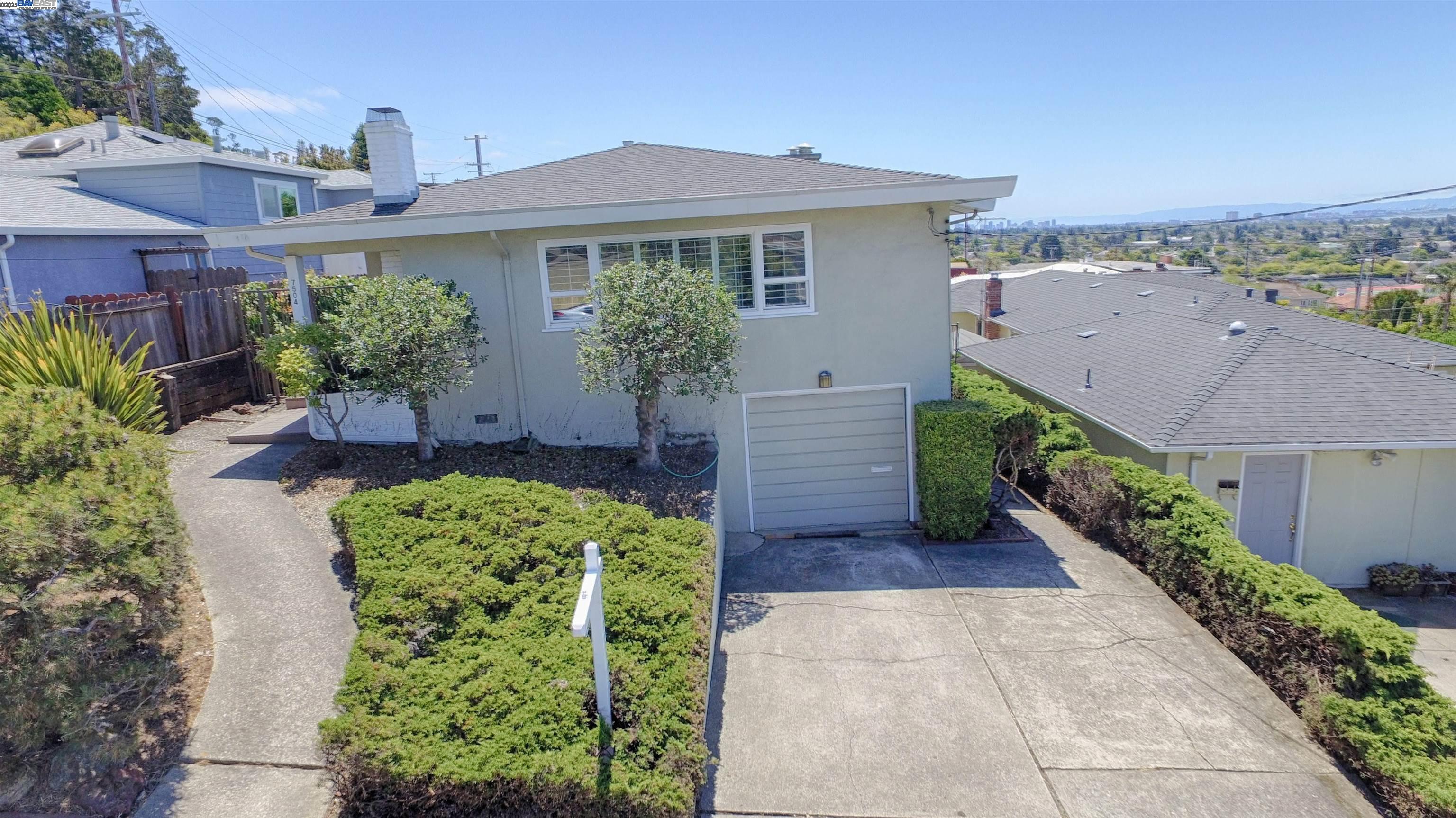 Detail Gallery Image 2 of 40 For 7504 Eureka Ave, El Cerrito,  CA 94530 - 3 Beds | 1/1 Baths